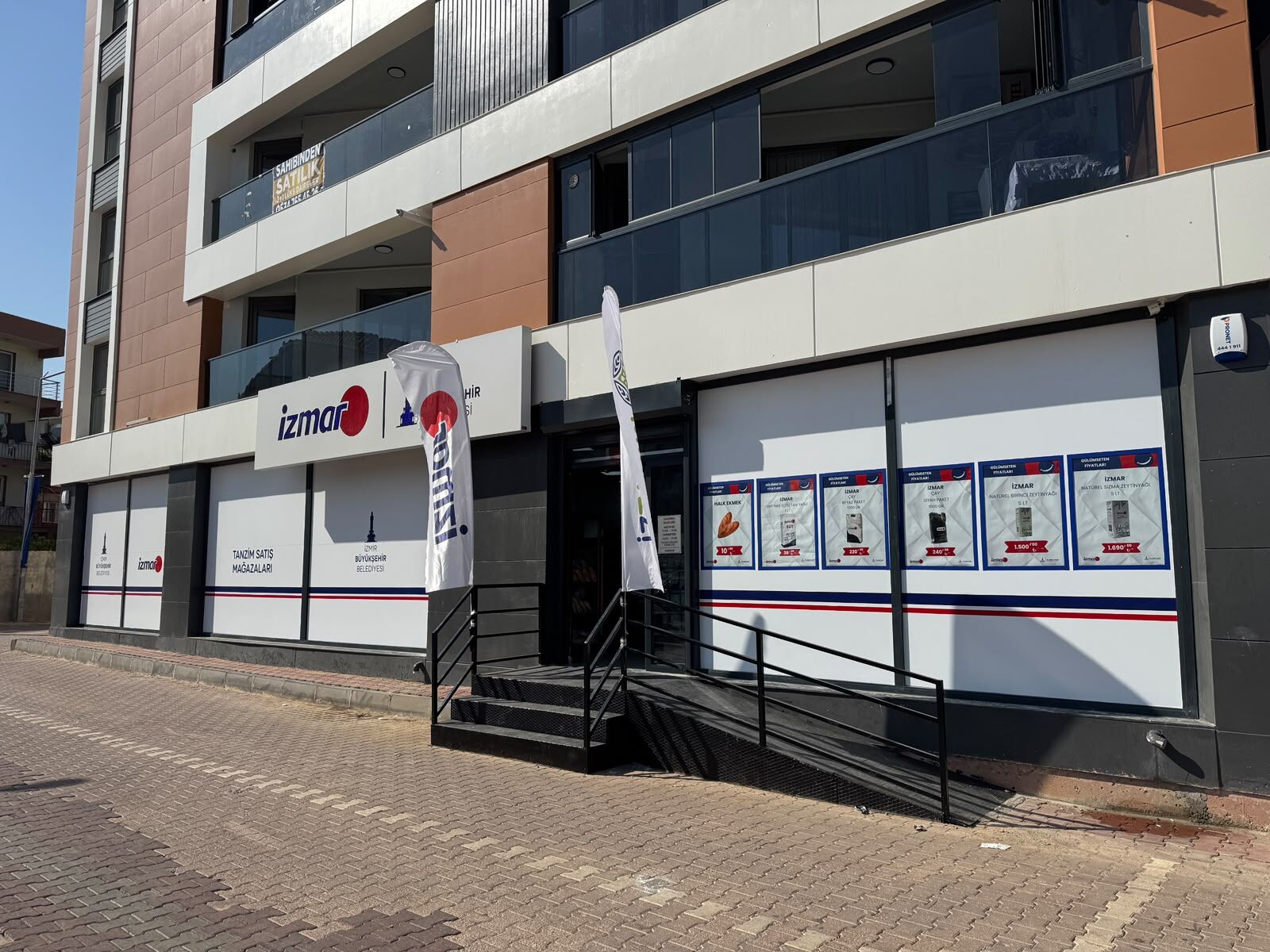 İzmir Büyükşehir Belediyesi'nin iştiraki İZTARIM AŞ tarafından işletilen İZMAR, uygun fiyatlı ve güvenilir alışveriş anlayışını yeni mağazalarla büyütmeye devam ediyor.