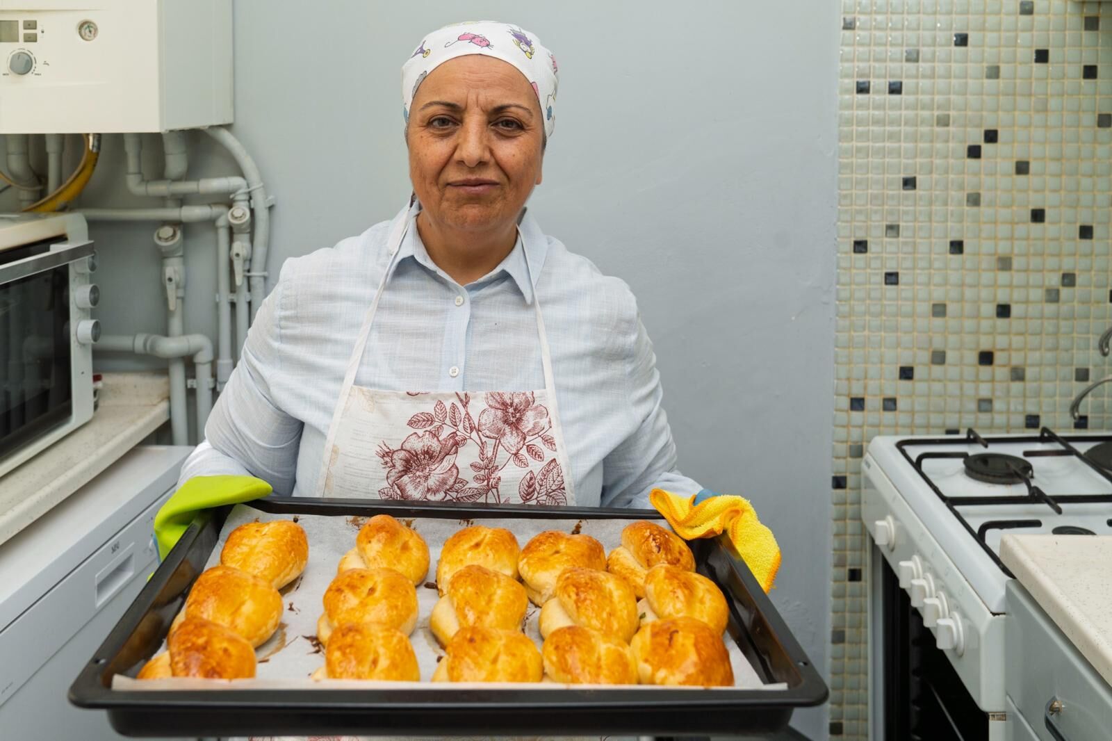 İzmir Büyükşehir Belediyesi Meslek Fabrikası’nın kurslarına katılan 56 yaşındaki Belgin Çoko, aldığı eğitimlerin ardından kendi işini kurarak üretici pazarlarında satış yapmaya başladı.