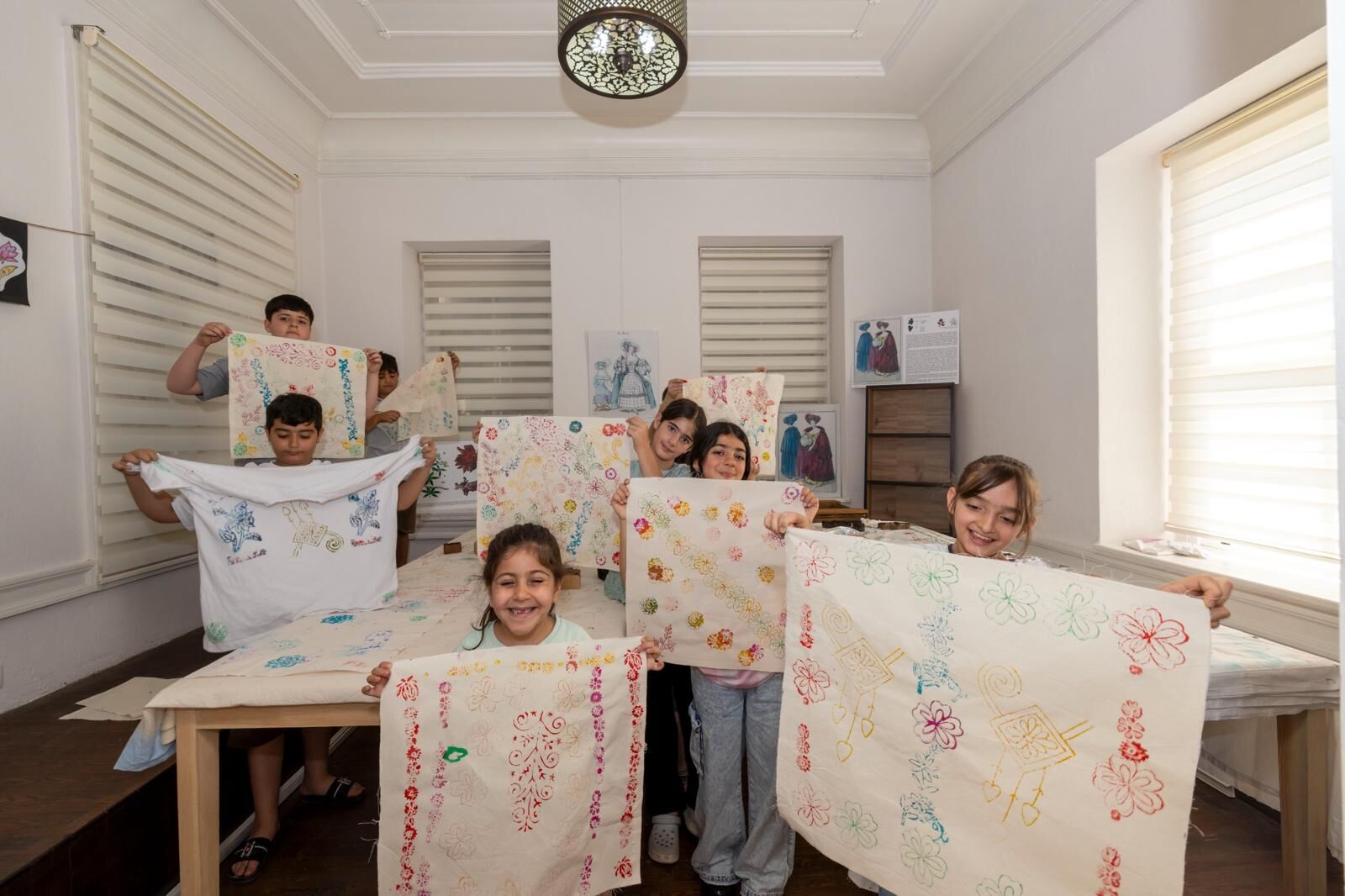 100 yıllık kalıplar yeniden iz bırakıyor Basmane’ye adını veren basmacılık geleneği yeniden canlandı. Ahşap baskı kalıplarıyla kumaşlara desen basan çocuklar, Avrupa’nın yıllarca sırrını çözmeye çalıştığı İzmir kırmızısının hikâyesiyle tanıştı. Bir zamanl