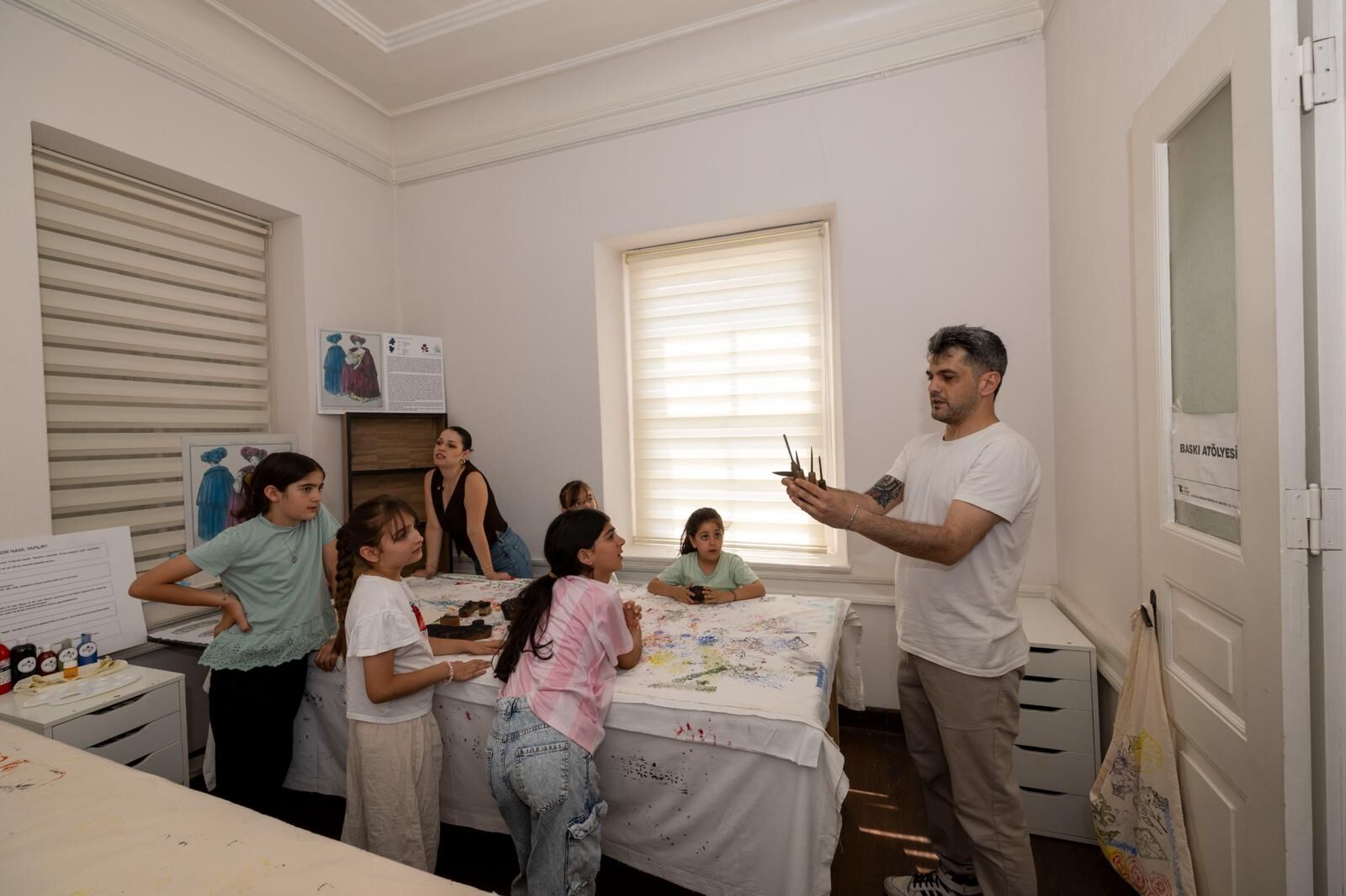 100 yıllık kalıplar yeniden iz bırakıyor Basmane’ye adını veren basmacılık geleneği yeniden canlandı. Ahşap baskı kalıplarıyla kumaşlara desen basan çocuklar, Avrupa’nın yıllarca sırrını çözmeye çalıştığı İzmir kırmızısının hikâyesiyle tanıştı. Bir zamanl