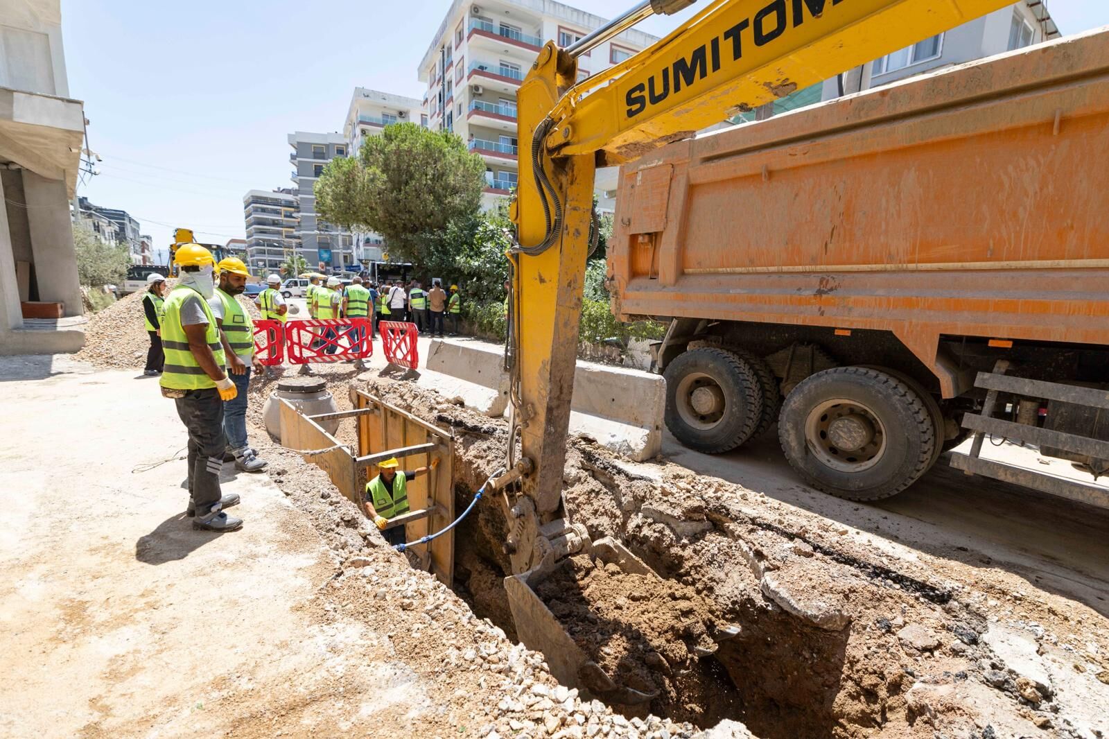 İzmir Büyükşehir Belediyesi İZSU Genel Müdürlüğü'nün Çiğli'nin Balatçık Mahallesi'nde yürüttüğü 350 milyon liralık yağmur suyu ve atık su ayrıştırma projesinde çalışmaların yüzde 37'si tamamlandı.