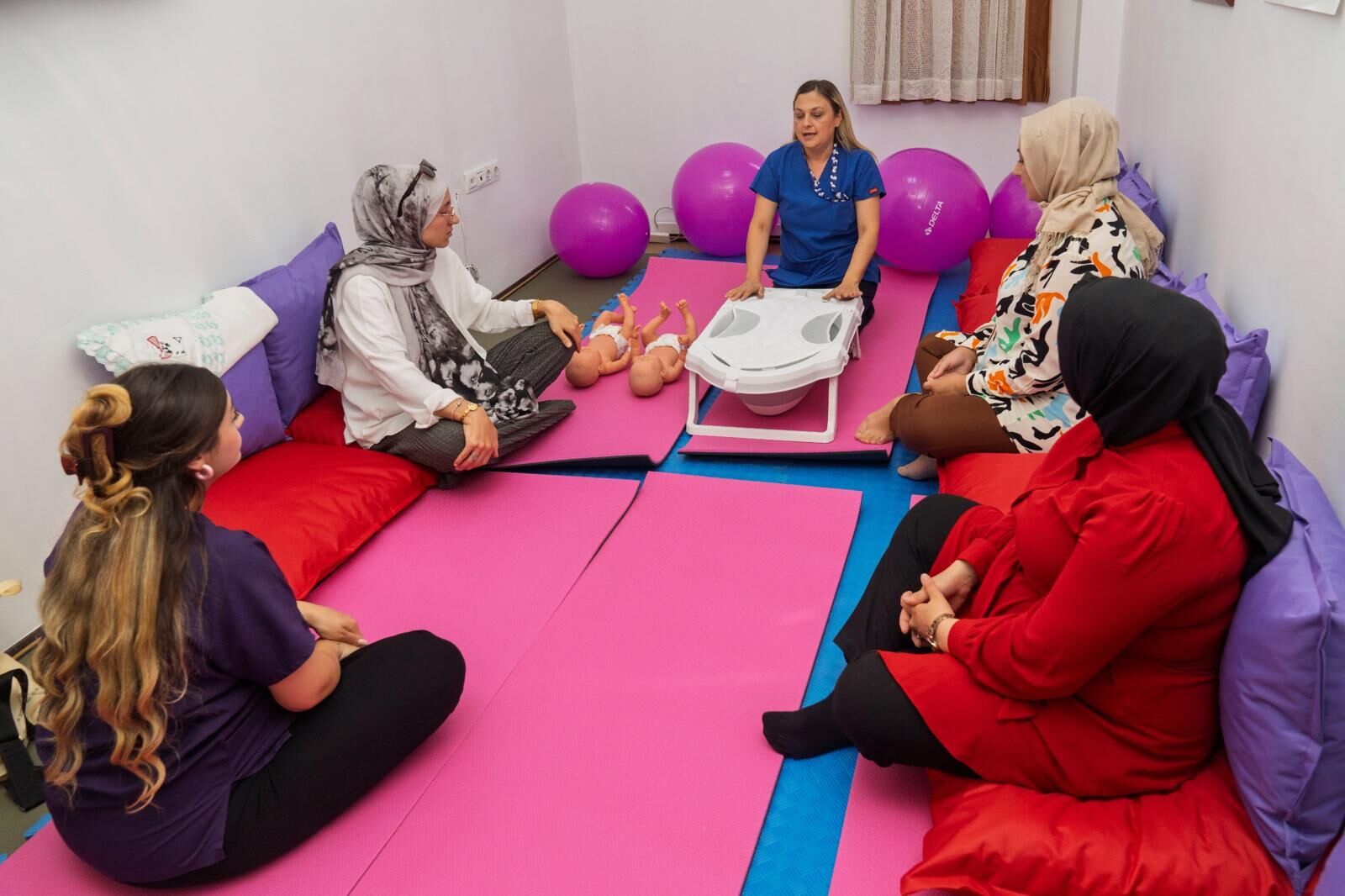 İzmir Büyükşehir Belediyesi Eşrefpaşa Hastanesi bünyesinde faaliyet gösteren Gebe Okulu, anne adaylarını gebelikten doğuma, lohusalık döneminden bebek bakımına kadar birçok konuda uzman desteğiyle hazırlamaya devam ediyor.