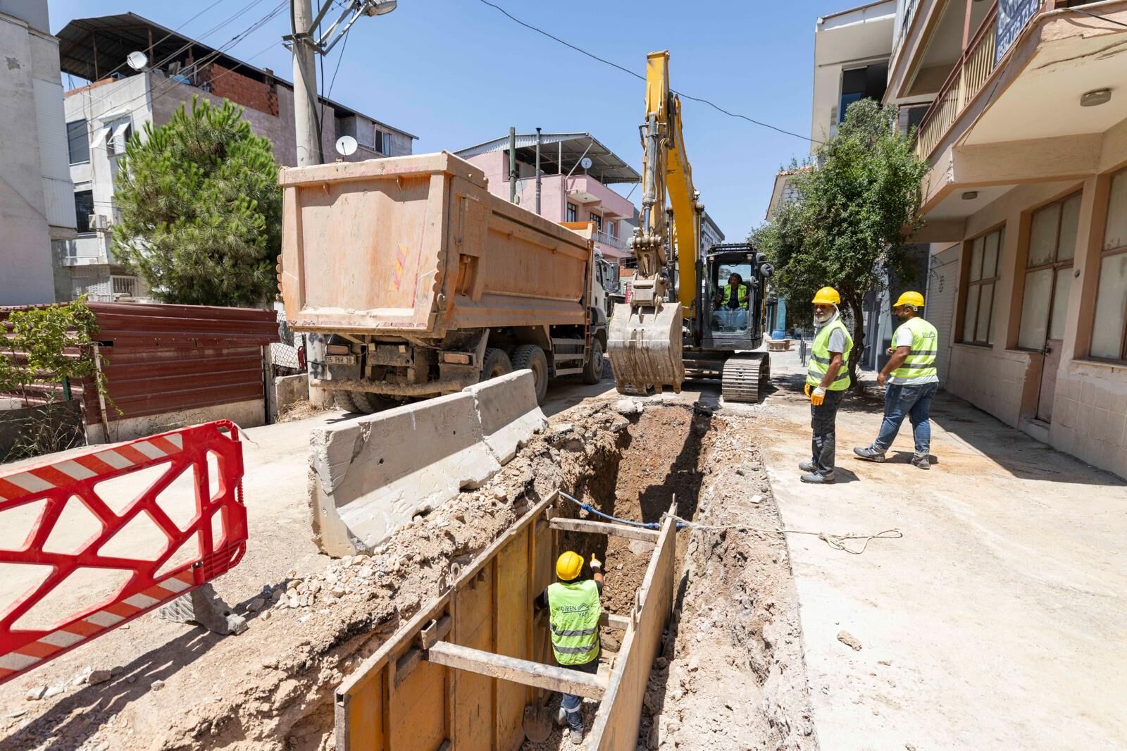 İzmir Büyükşehir Belediyesi İZSU Genel Müdürlüğü'nün Çiğli'nin Balatçık Mahallesi'nde yürüttüğü 350 milyon liralık yağmur suyu ve atık su ayrıştırma projesinde çalışmaların yüzde 37'si tamamlandı.