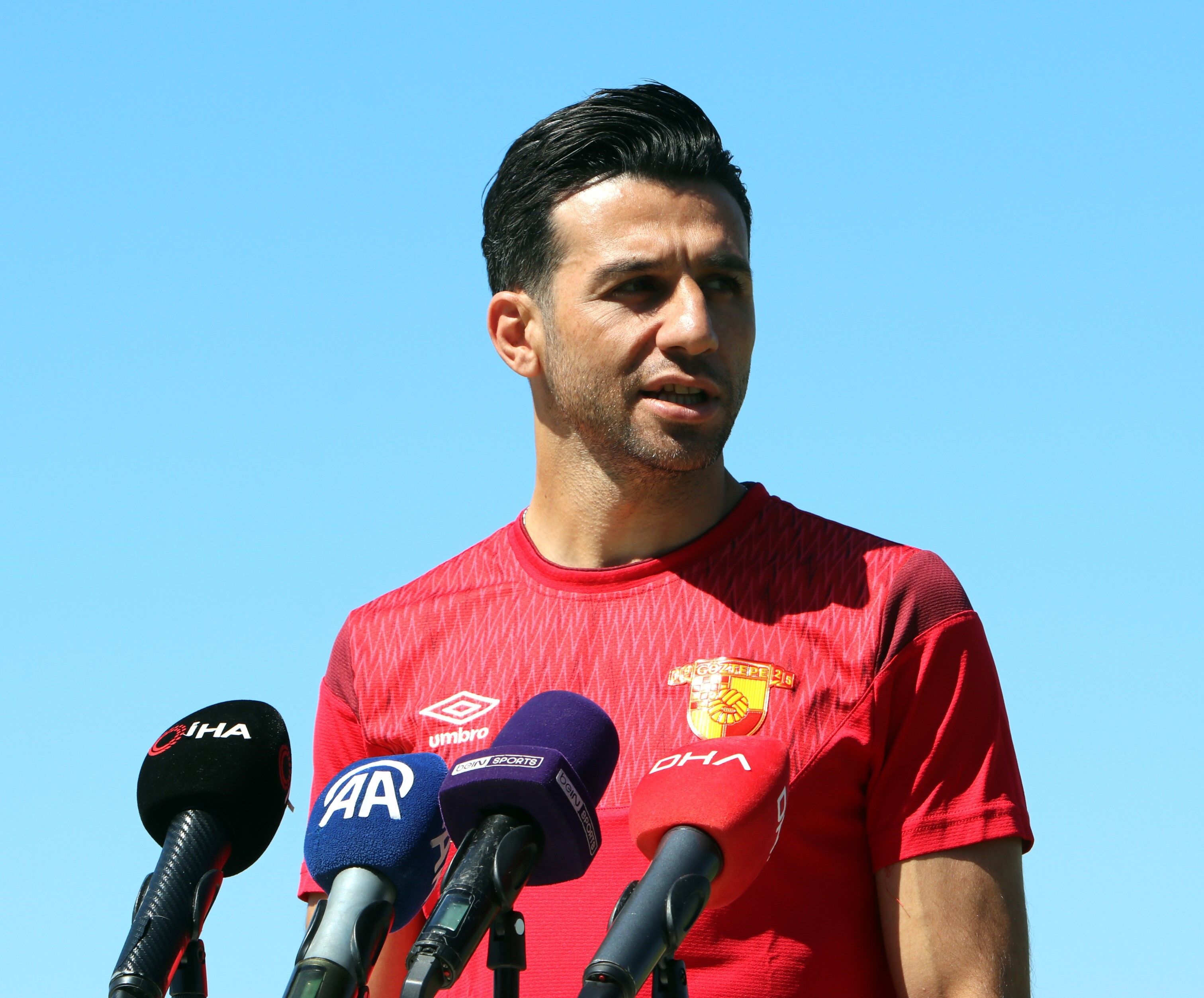 Göztepe, takım kaptanı İsmail Köybaşı'nın profesyonel futbol kariyerini sonlandırdığını duyurdu.