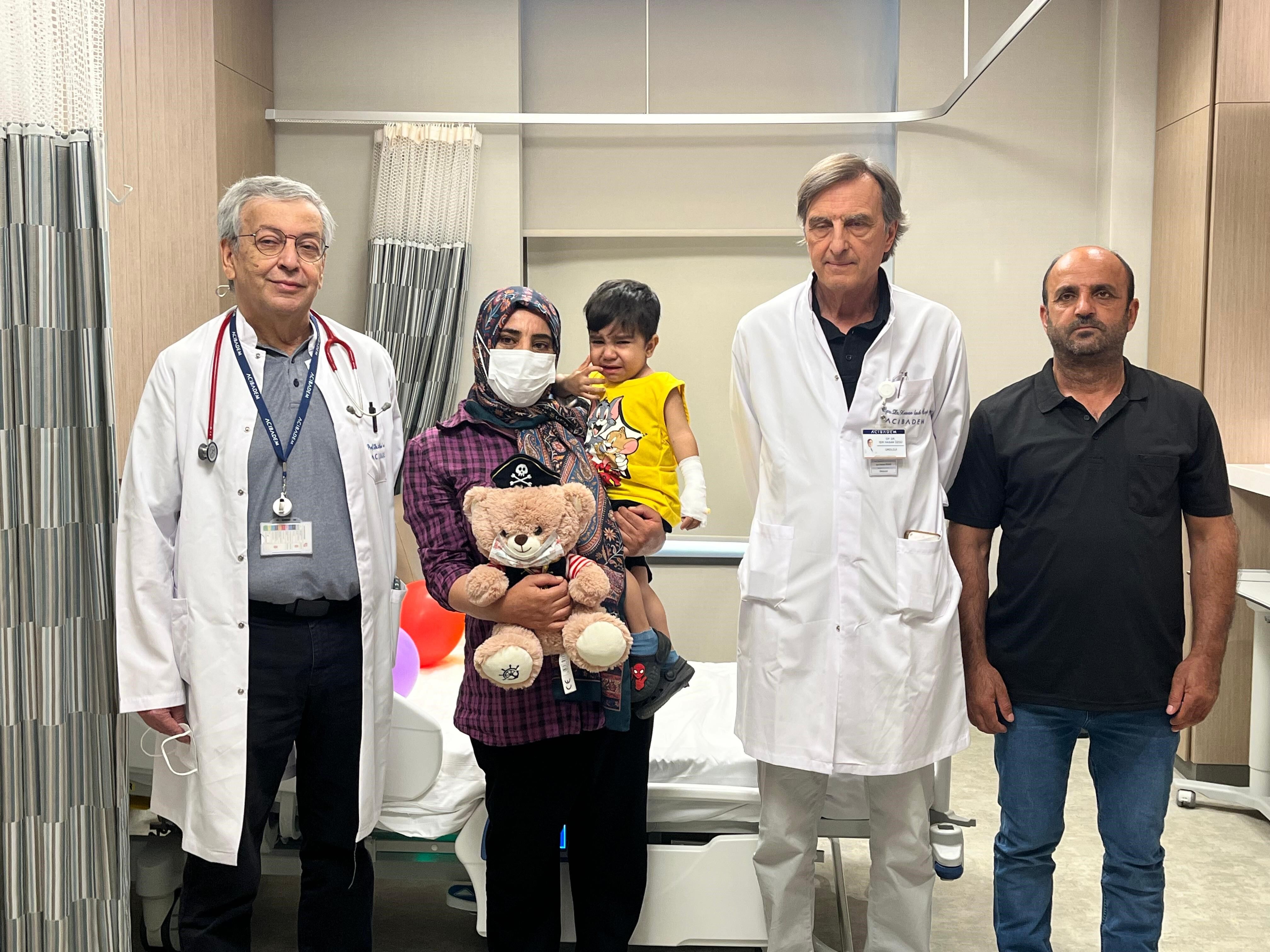 Van'da yaşayan Özlem (45) ve Özgen Demirdoy (46) çiftinin yıllardır süren büyük yaşam mücadelesi, İzmir'de gerçekleştirilen başarılı böbrek nakliyle umutla sonuçlandı.