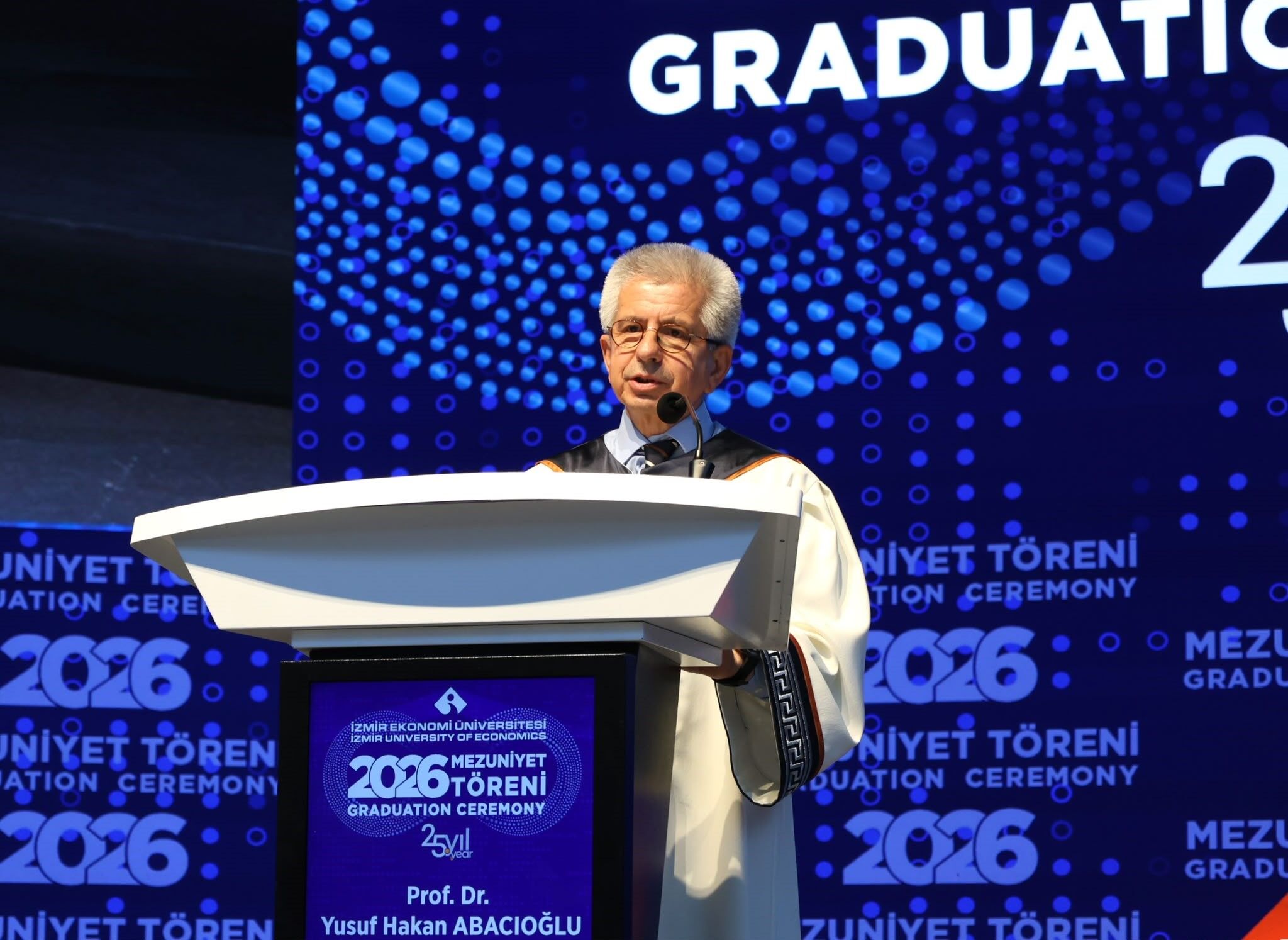 İzmir Ekonomi Üniversitesi (İEÜ), 2025-2026 Akademik Yılı'nı tamamlayan bin 200 öğrencisini beş gün süren mezuniyet törenleriyle uğurladı.