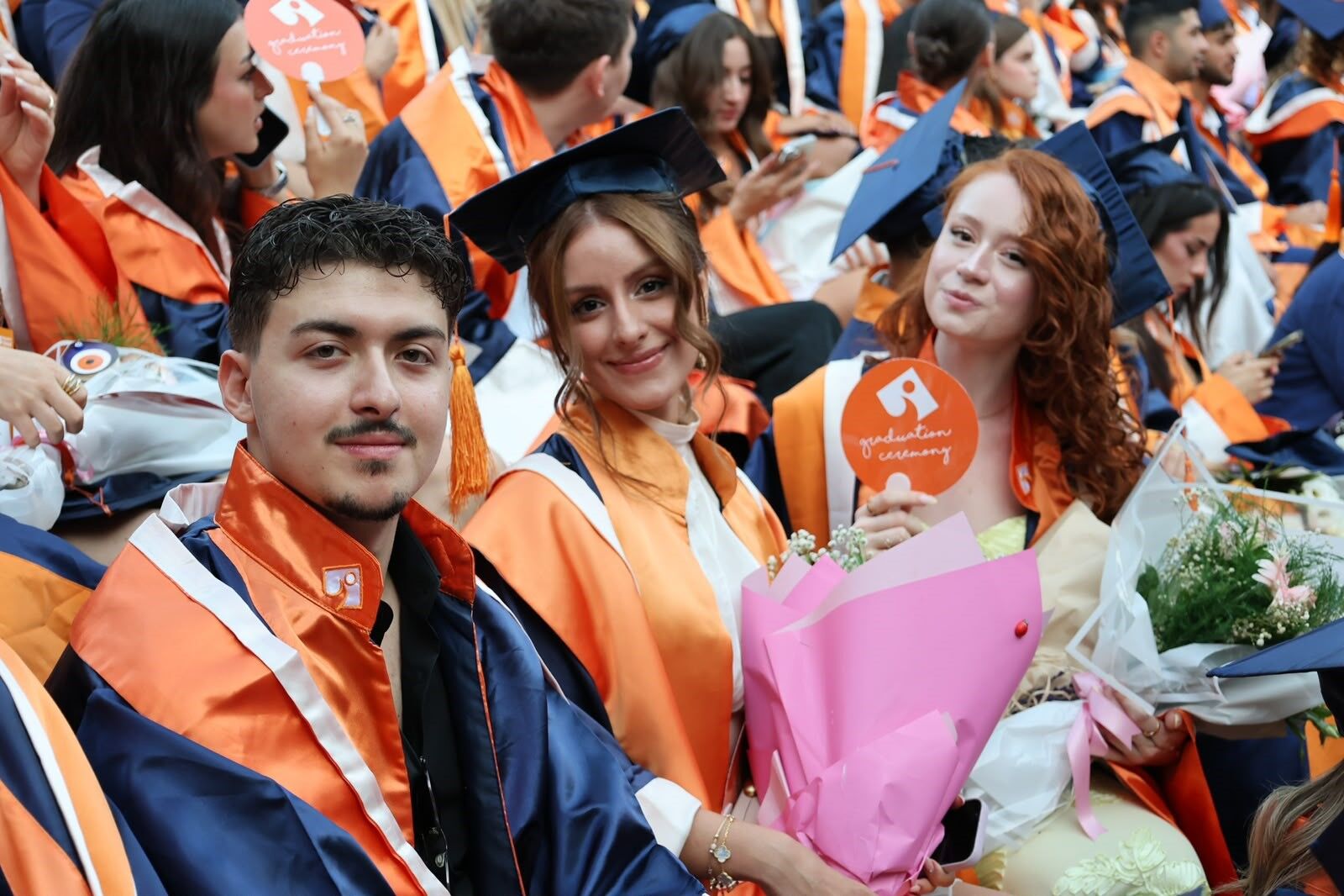 İzmir Ekonomi Üniversitesi (İEÜ), 2025-2026 Akademik Yılı'nı tamamlayan bin 200 öğrencisini beş gün süren mezuniyet törenleriyle uğurladı.