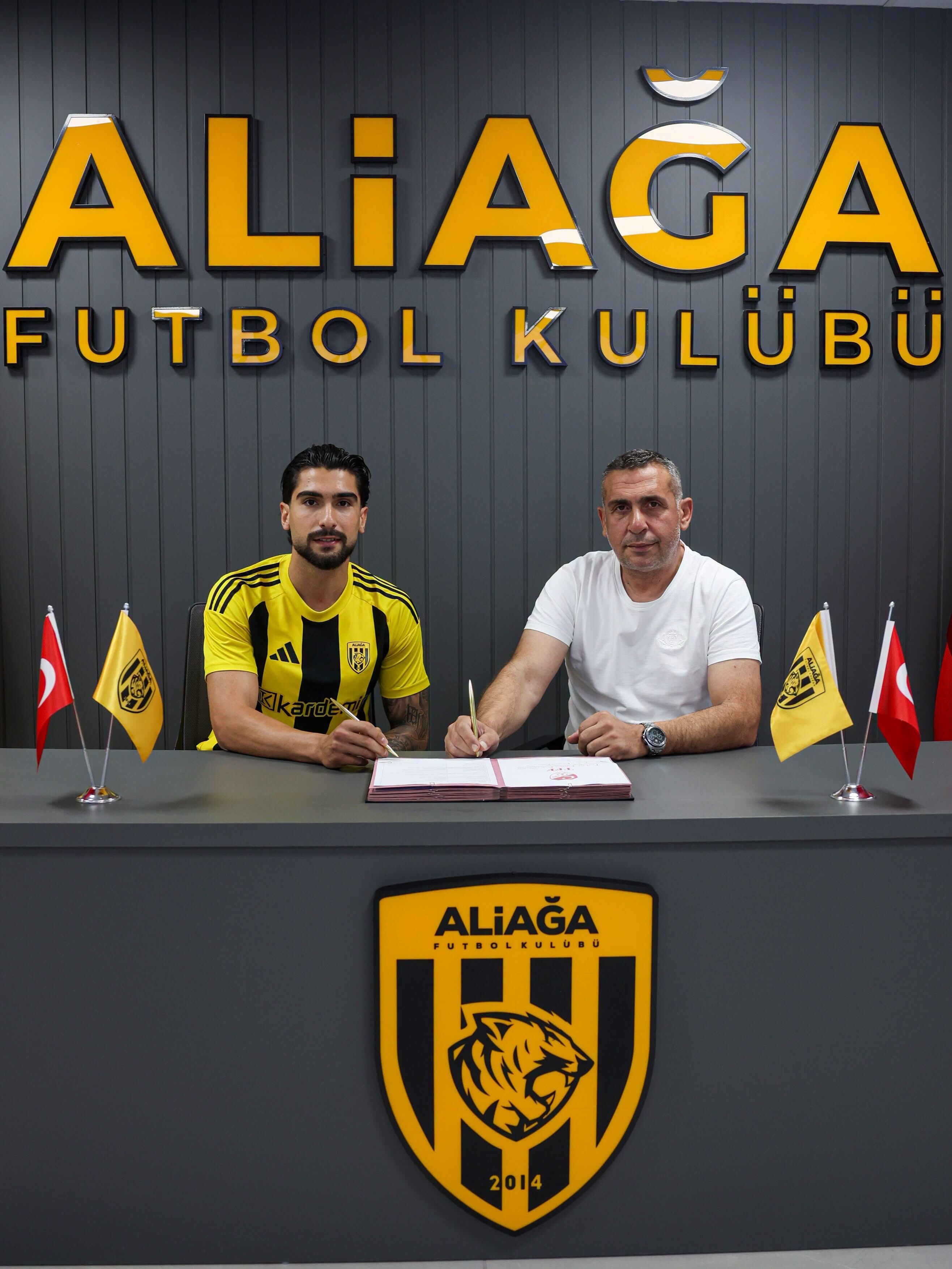 TFF 2. Lig'de mücadele eden Aliağa Futbol Kulübü, yeni sezon öncesi transfer çalışmalarını sürdürüyor.