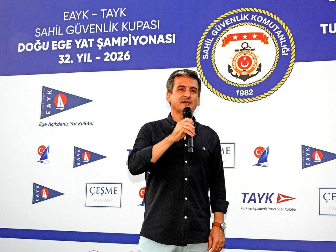 Türkiye açıkdeniz yelkenciliğinin köklü organizasyonları arasında yer alan 32. EAYK–TAYK Sahil Güvenlik Kupası Doğu Ege Yat Şampiyonası, Çeşme açıklarında üç gün süren mücadelelerin ardından düzenlenen ödül töreniyle sona erdi.01