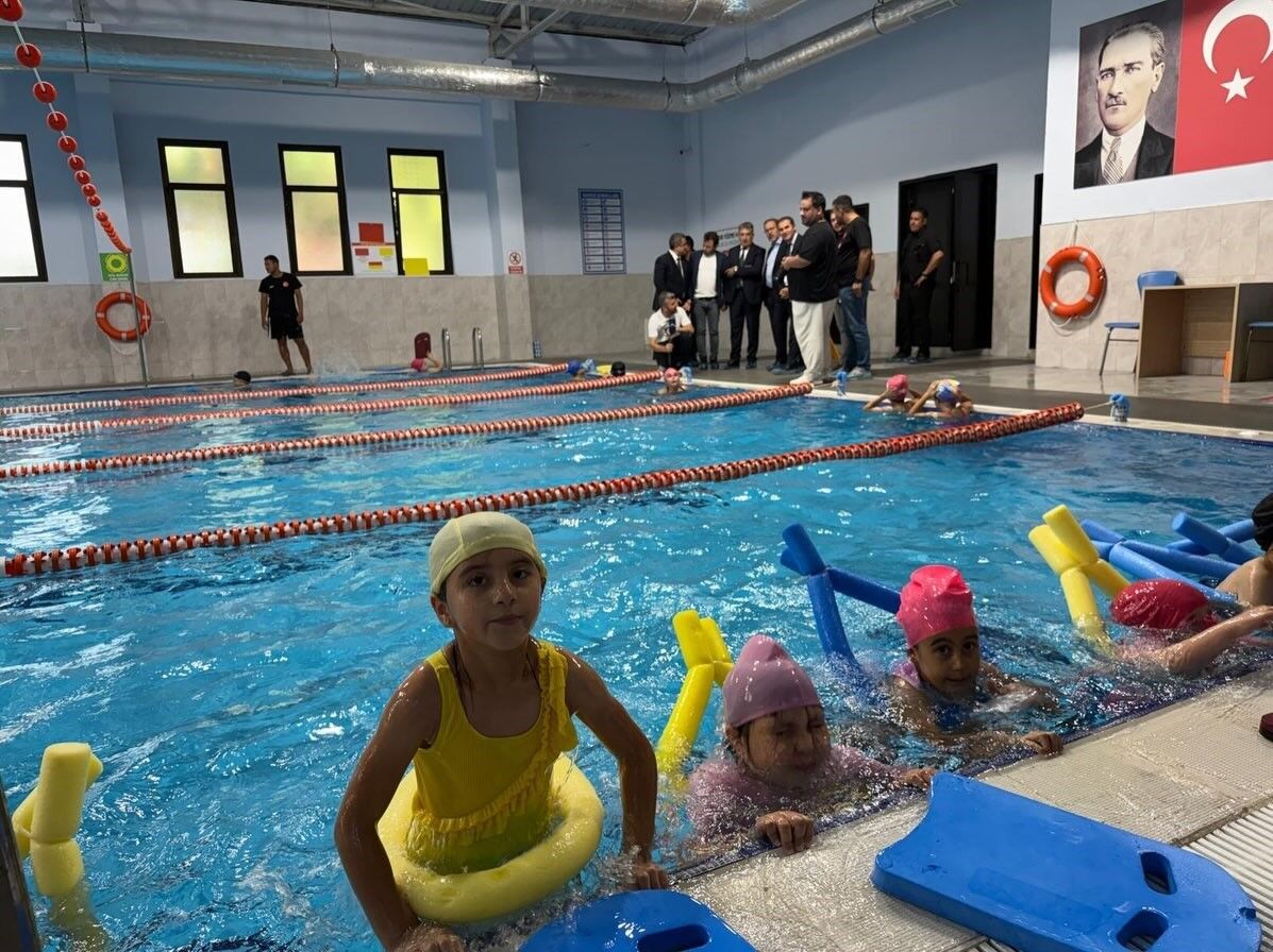AK Parti İzmir Milletvekili ve önceki dönem Gençlik ve Spor Bakanı Dr. Muharrem Kasapoğlu, Bayındır'da gerçekleştirdiği ziyaretlerde pazar esnafı, üreticiler ve gençlerle bir araya gelerek talep ve önerileri dinledi.
