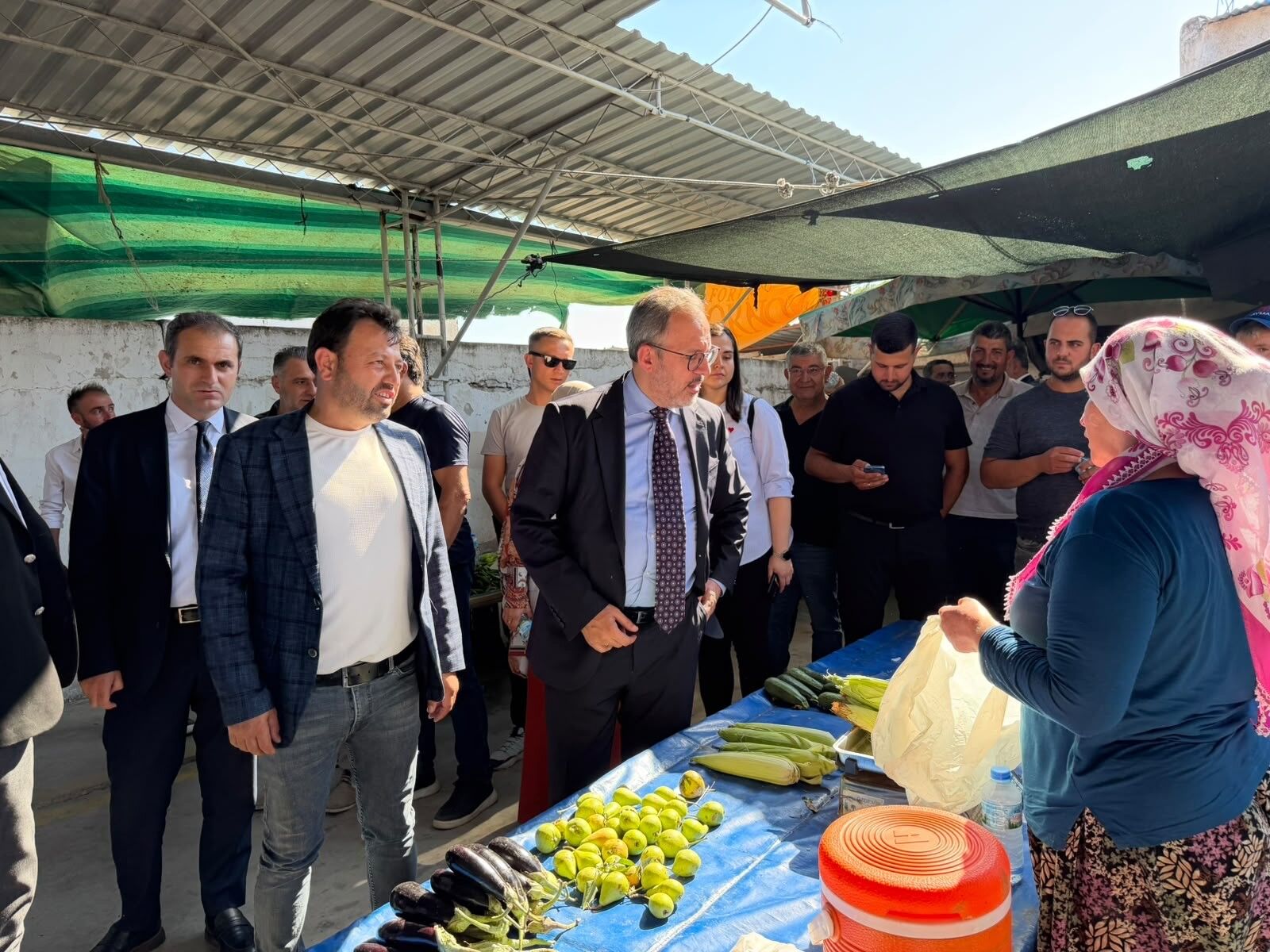 AK Parti İzmir Milletvekili ve önceki dönem Gençlik ve Spor Bakanı Dr. Muharrem Kasapoğlu, Bayındır'da gerçekleştirdiği ziyaretlerde pazar esnafı, üreticiler ve gençlerle bir araya gelerek talep ve önerileri dinledi.