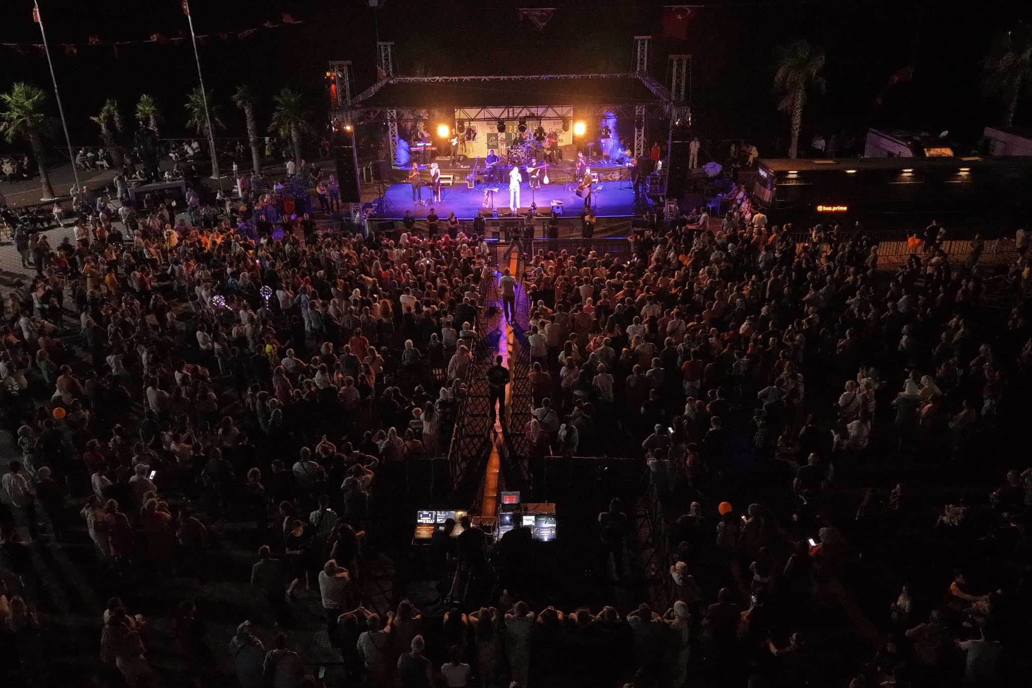 Aliağa Belediyesi tarafından bu yıl üçüncü kez düzenlenen Aliağa Sanat Günleri, Şakran’da gerçekleştirilen Zeytin ve Deniz Festivali ile kapılarını açtı.