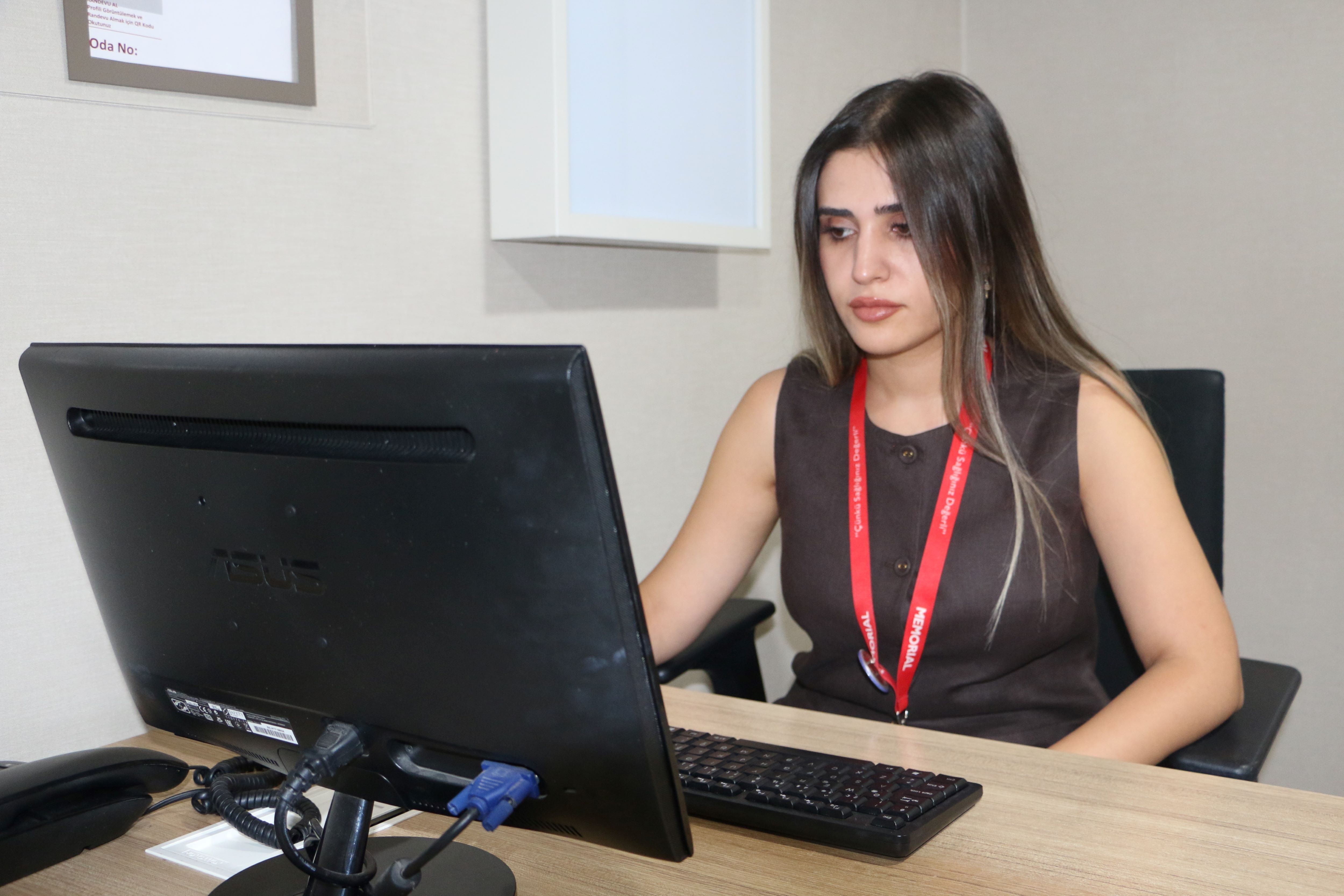 Yaz mevsiminde hava sıcaklıklarının artmasıyla birlikte beslenme alışkanlıklarının da gözden geçirilmesi gerektiğini belirten Uzm. Diyetisyen Elif Aslan, sıcak havalarda en büyük risklerden birinin fark edilmeyen susuzluk olduğuna dikkat çekti.