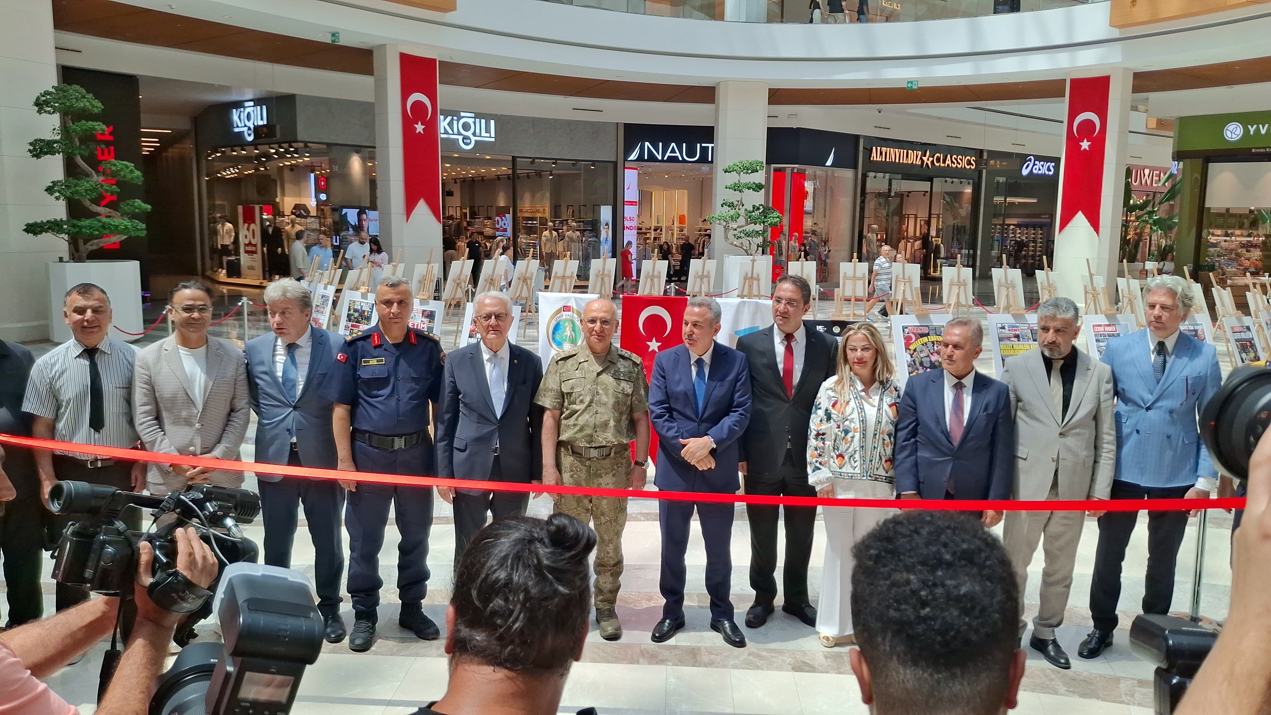 Basın İlan Kurumu İzmir Bölge Müdürlüğü Koordinasyonunda İzmir Valiliği Tarafından Düzenlenen “15 Temmuz Manşetleri Gazetecilik Atölyesi” Kapsamında Iletişim Fakültesi Öğrencilerinin Hazırladığı Gazete Manşetleri, Karşı