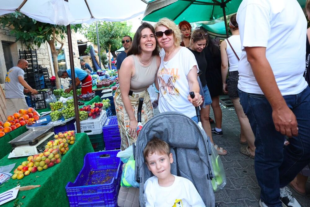 Başkan Lâl Denizli Alaçatı Pazarında Esnaf Ve Vatandaşlarla Buluştuphoto 2026 07 25 20 18 38