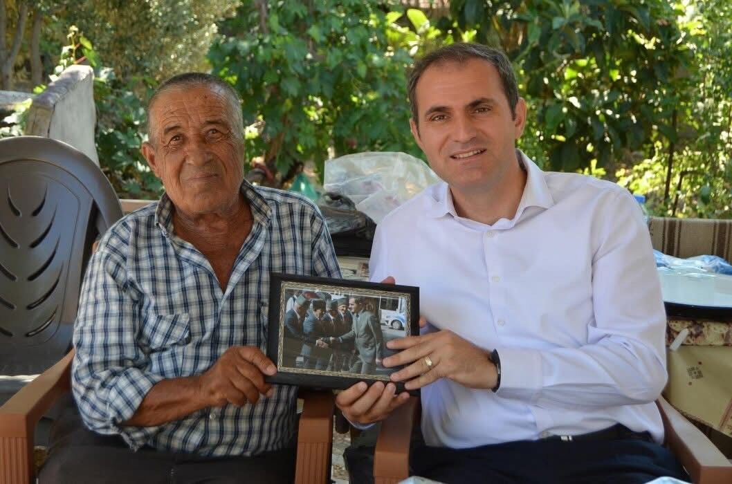 Bayındır Kaymakamı Murat Mete, Kıbrıs Barış Harekatı'nın 52. Yıl Dönümü Kapsamında Ilçede Yaşayan Kıbrıs Gazilerini Evlerinde Ziyaret Etti (2)