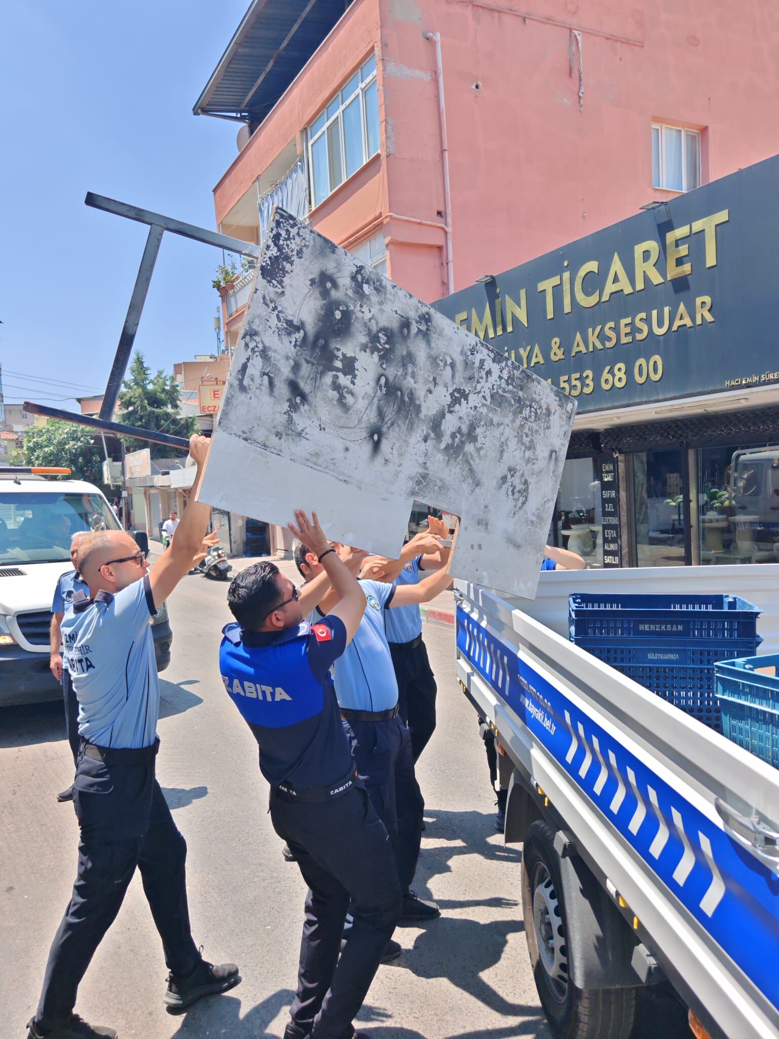Bayraklı’da Kamusal Alan Işgallerine Sıkı Denetim (4)
