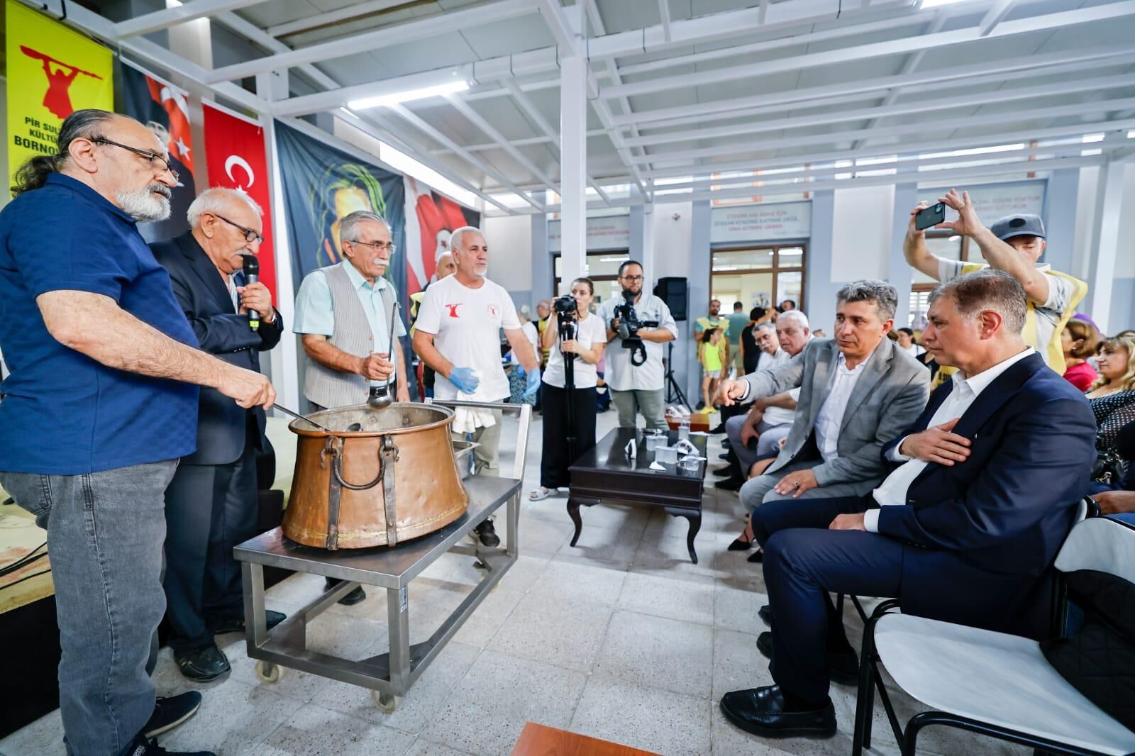 İzmir Büyükşehir Belediye Başkanı Dr. Cemil Tugay, Bornova Pir Sultan Abdal Kültür Derneği Bornova Cemevi'nin Düzenlediği Aşure Günü Etkinliğine Katıldı. (1)