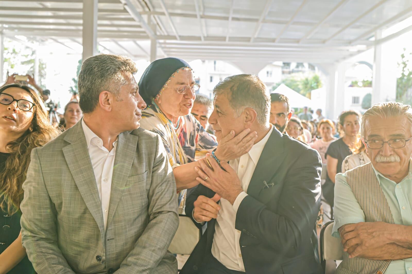 İzmir Büyükşehir Belediye Başkanı Dr. Cemil Tugay, Bornova Pir Sultan Abdal Kültür Derneği Bornova Cemevi'nin Düzenlediği Aşure Günü Etkinliğine Katıldı. (5)