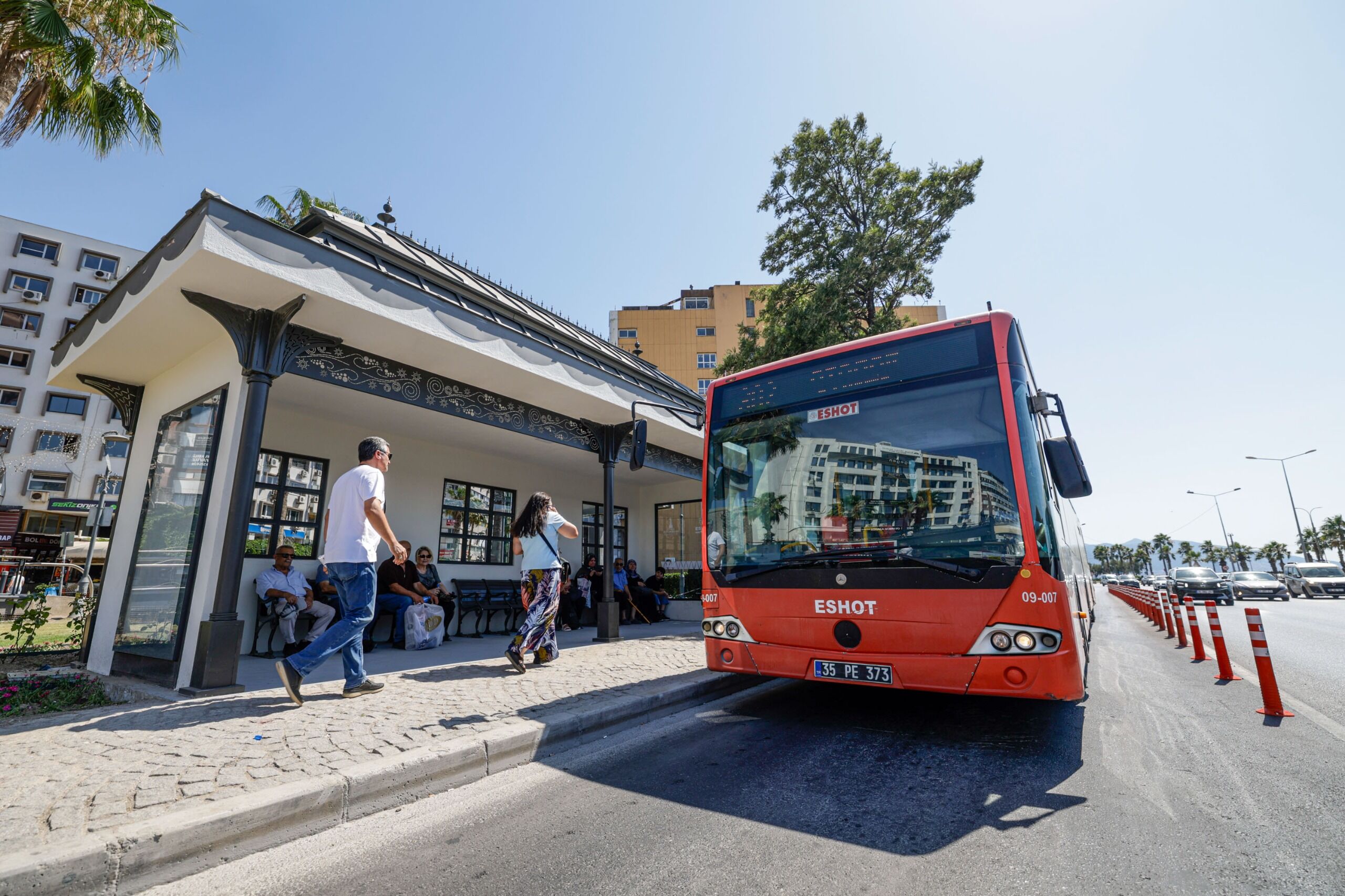İzmir Büyükşehir Belediyesi Eshot Genel Müdürlüğü, Konak'ta Kentin Mimari Kimliğini Yansıtan Yeni Otobüs Durağını Vatandaşların Hizmetine Sundu (2)
