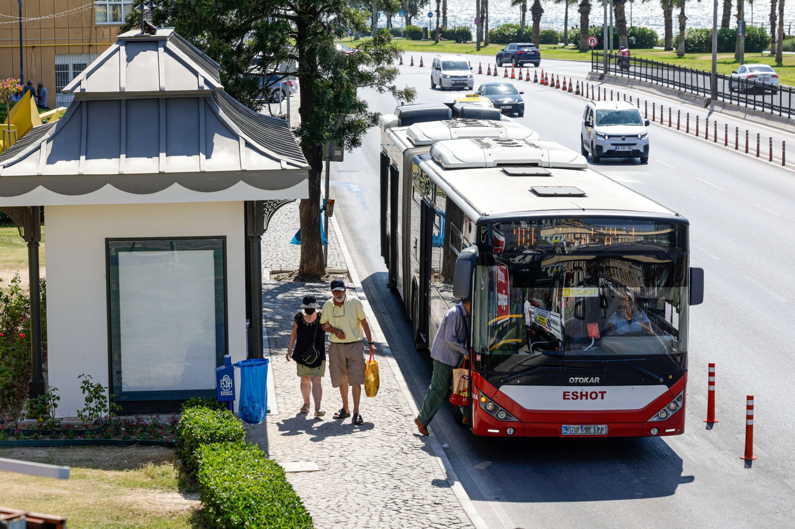 İzmir Büyükşehir Belediyesi Eshot Genel Müdürlüğü, Konak'ta Kentin Mimari Kimliğini Yansıtan Yeni Otobüs Durağını Vatandaşların Hizmetine Sundu (4)