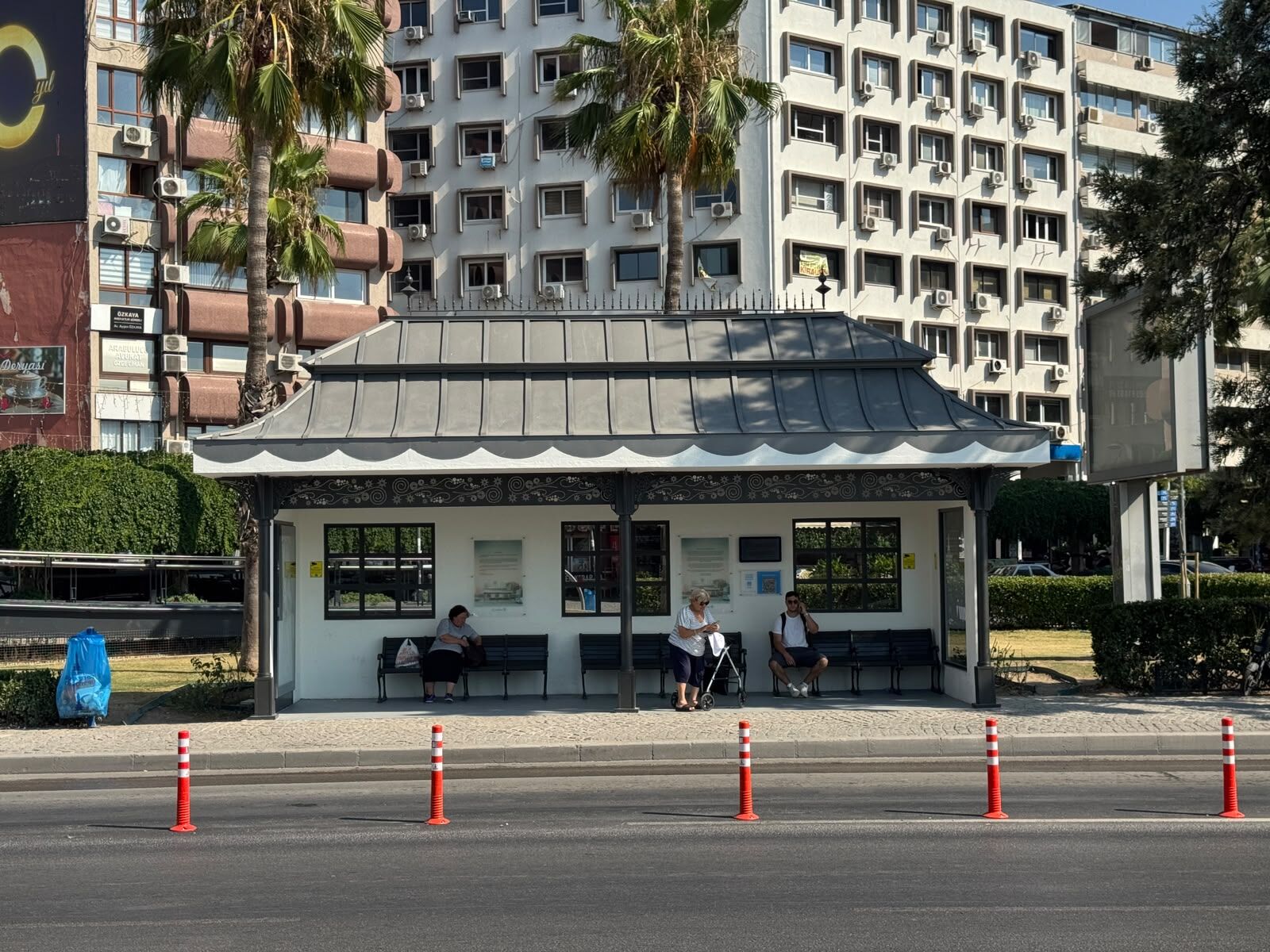 İzmir Büyükşehir Belediyesi Eshot Genel Müdürlüğü, Konak'ta Kentin Mimari Kimliğini Yansıtan Yeni Otobüs Durağını Vatandaşların Hizmetine Sundu (6)