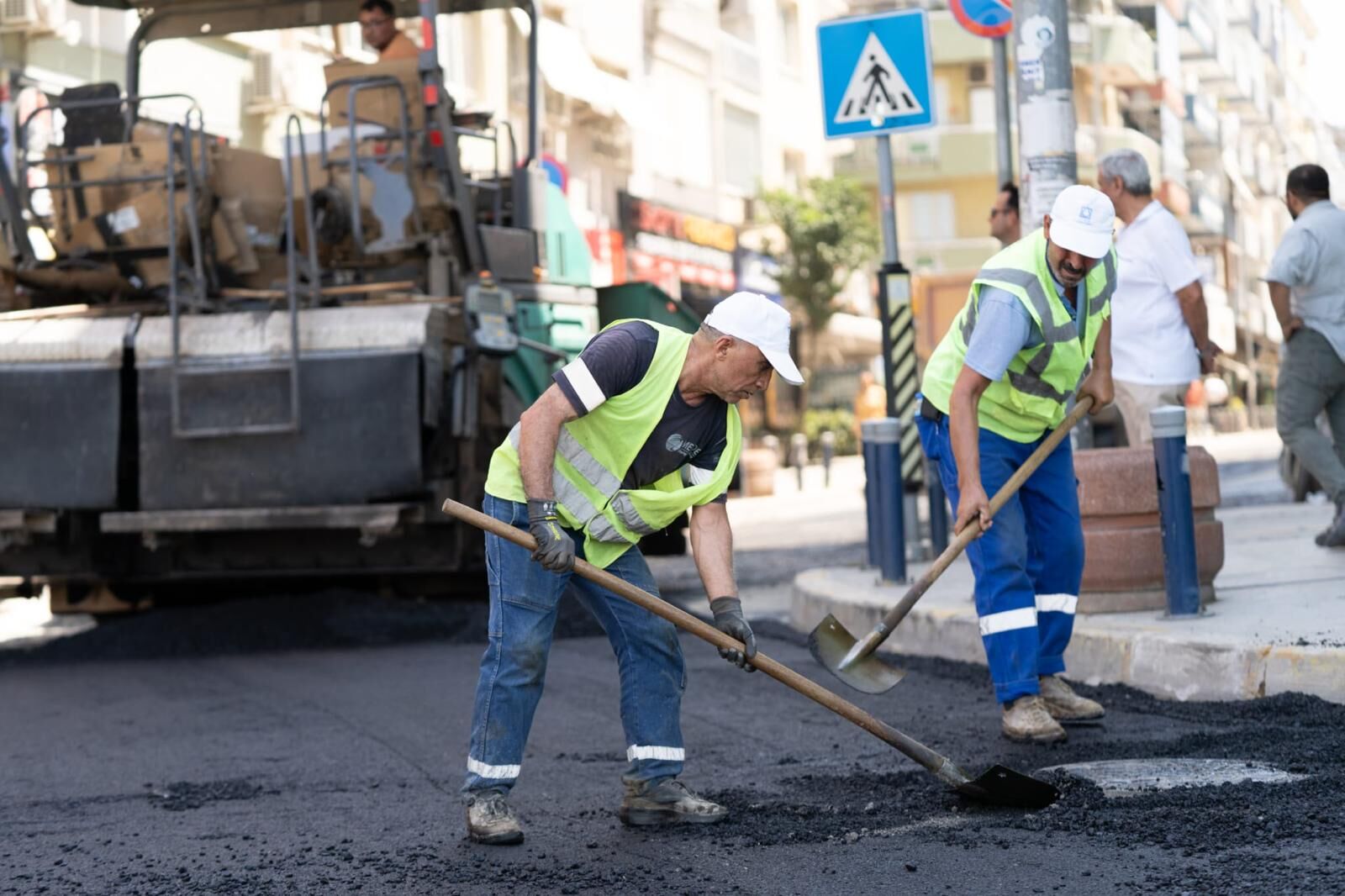 İzmir Büyükşehir Belediyesi, Kent Genelindeki Yol Yenileme Çalışmalarını Balçova Ata Caddesi'nde Sürdürüyor. (2)