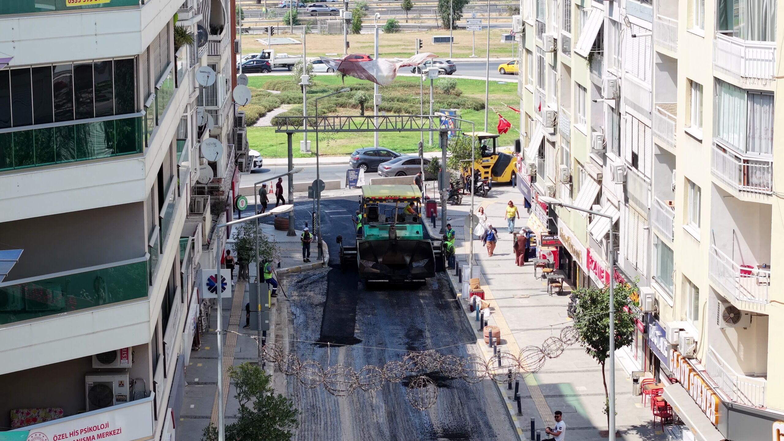 İzmir Büyükşehir Belediyesi, Kent Genelindeki Yol Yenileme Çalışmalarını Balçova Ata Caddesi'nde Sürdürüyor. (4)