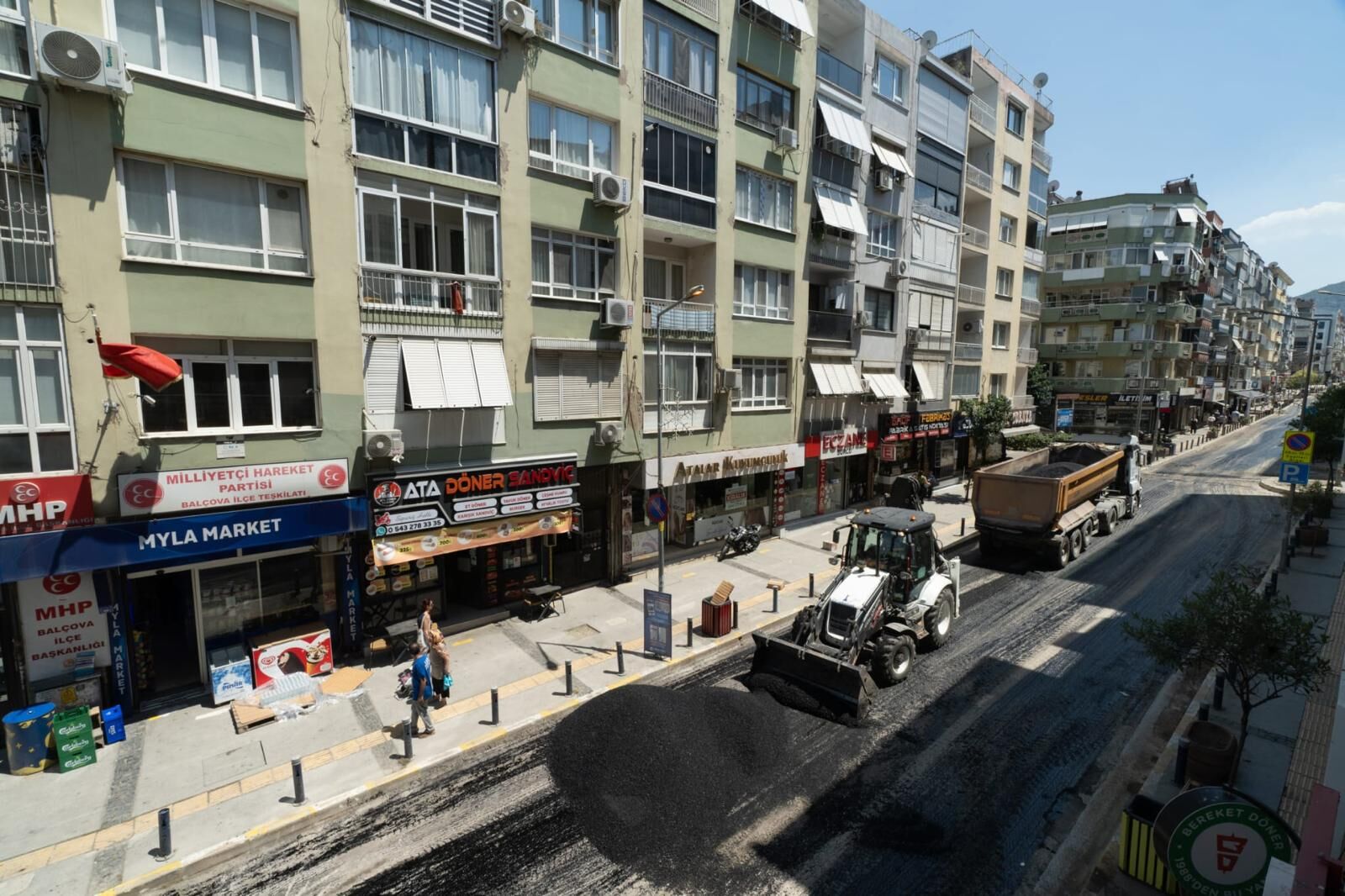 İzmir Büyükşehir Belediyesi, Kent Genelindeki Yol Yenileme Çalışmalarını Balçova Ata Caddesi'nde Sürdürüyor. (6)
