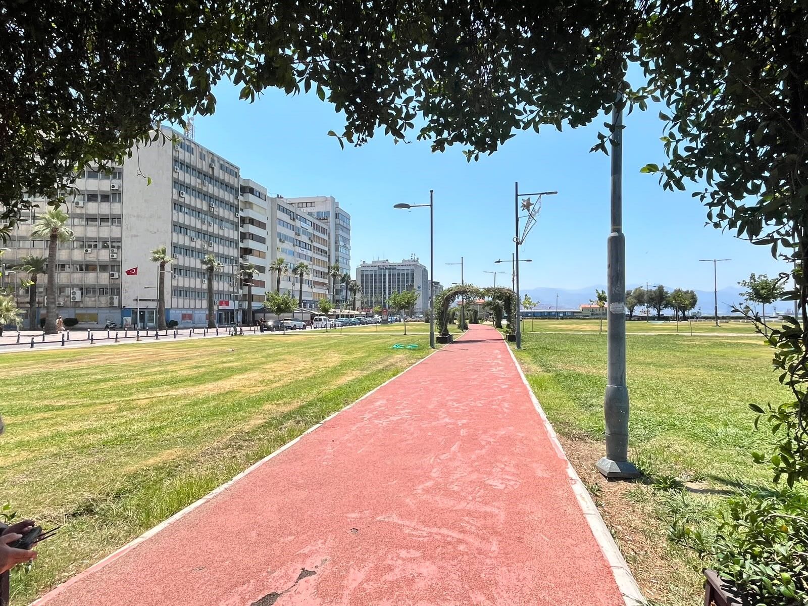 İzmir'de Etkisini Artıran Kavurucu Sıcak Hava Ve Yüksek Nem, Kentin En Yoğun Noktalarından Biri Olan Kordon'u Boş Bıraktı (2)