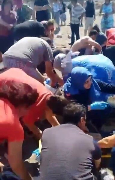 İzmir'in Aliağa Ilçesindeki Şakran Plajı'nda Denizde Boğulma Tehlikesi Geçiren Aynı Aileden Acı Haberler Gelmeye Devam Ediyor.