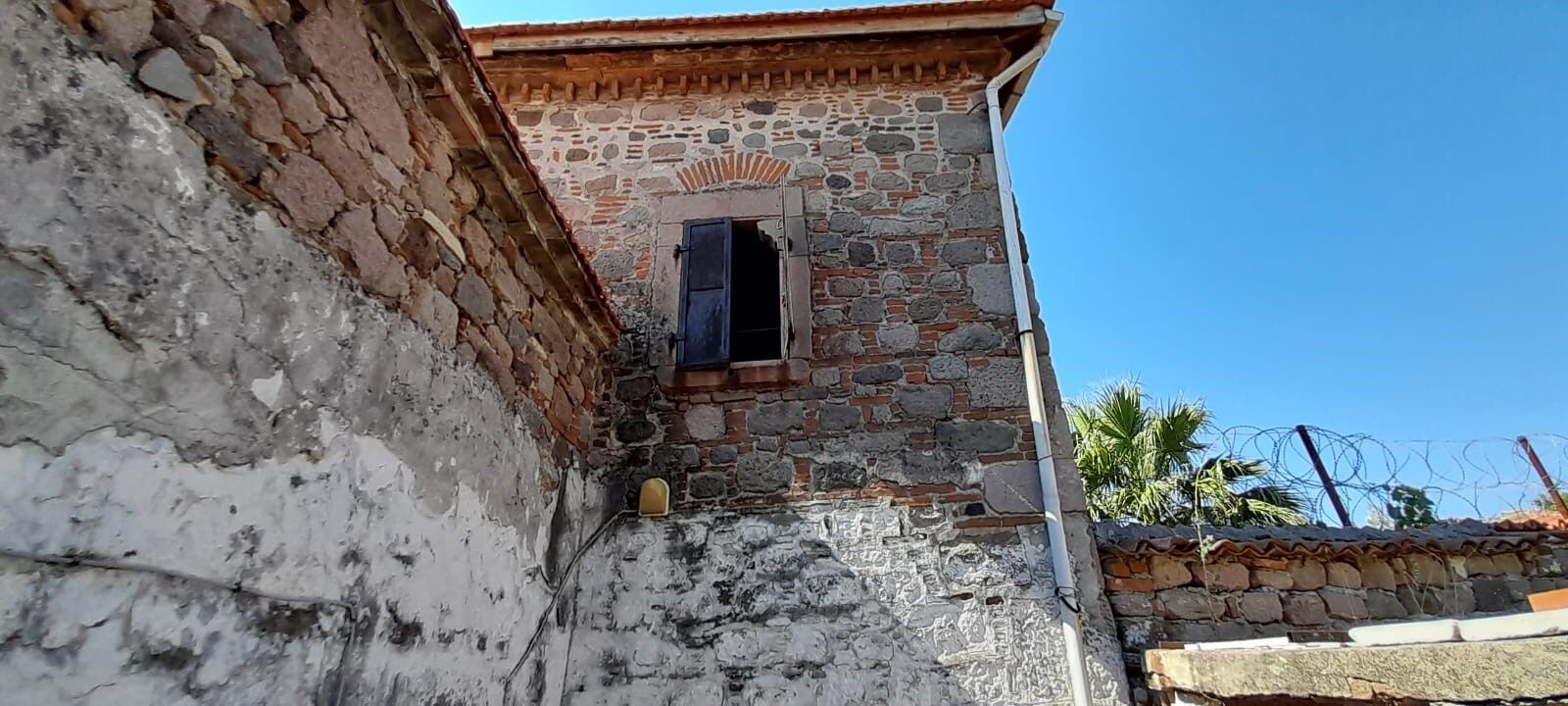 İzmir'in Bergama Ilçesinde Bulunan Ve Yaklaşık 220 Yıllık Geçmişiyle Öne Çıkan Tarihi Fransız Katolik Şapeli Satışa Çıkarıldı. (8)