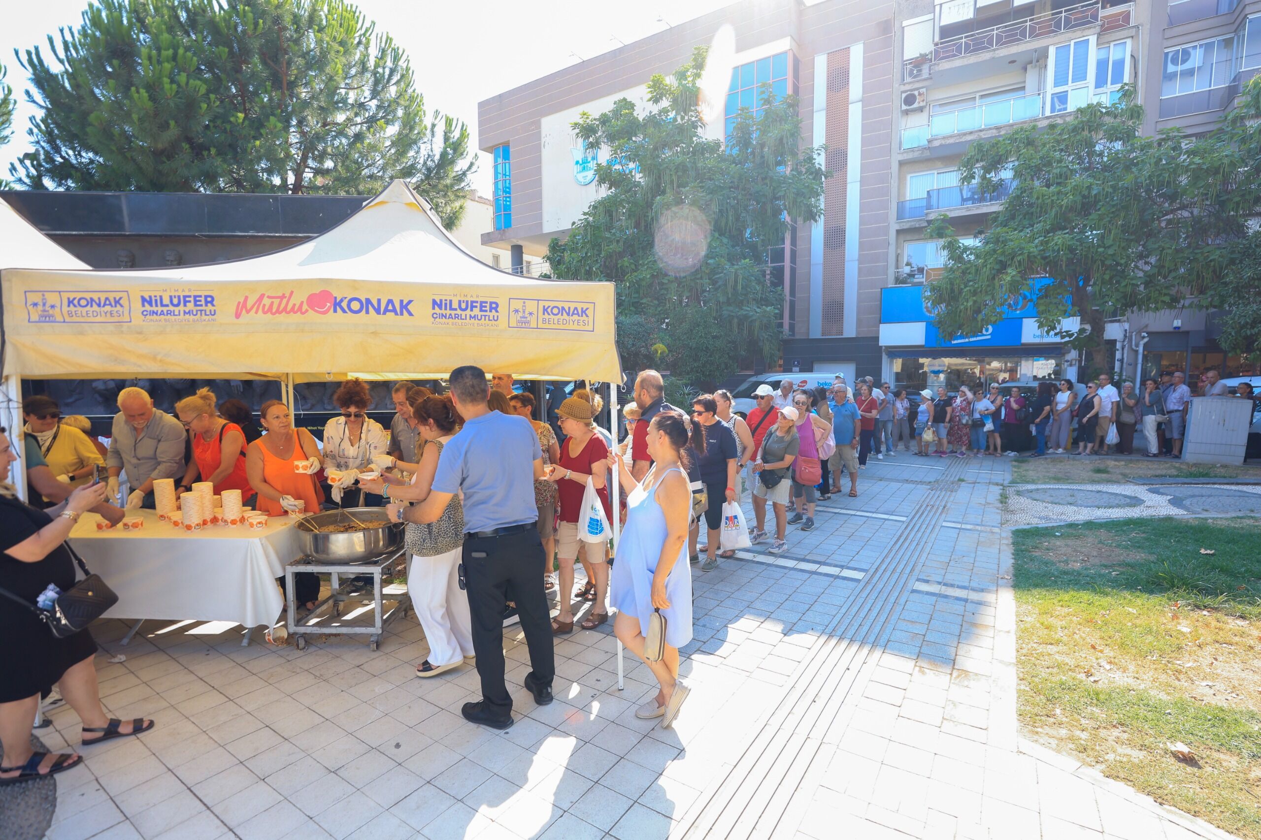 Konak’ta Aşurenin Bereketi 10 Bin Kişiyle Paylaşıldı (4)