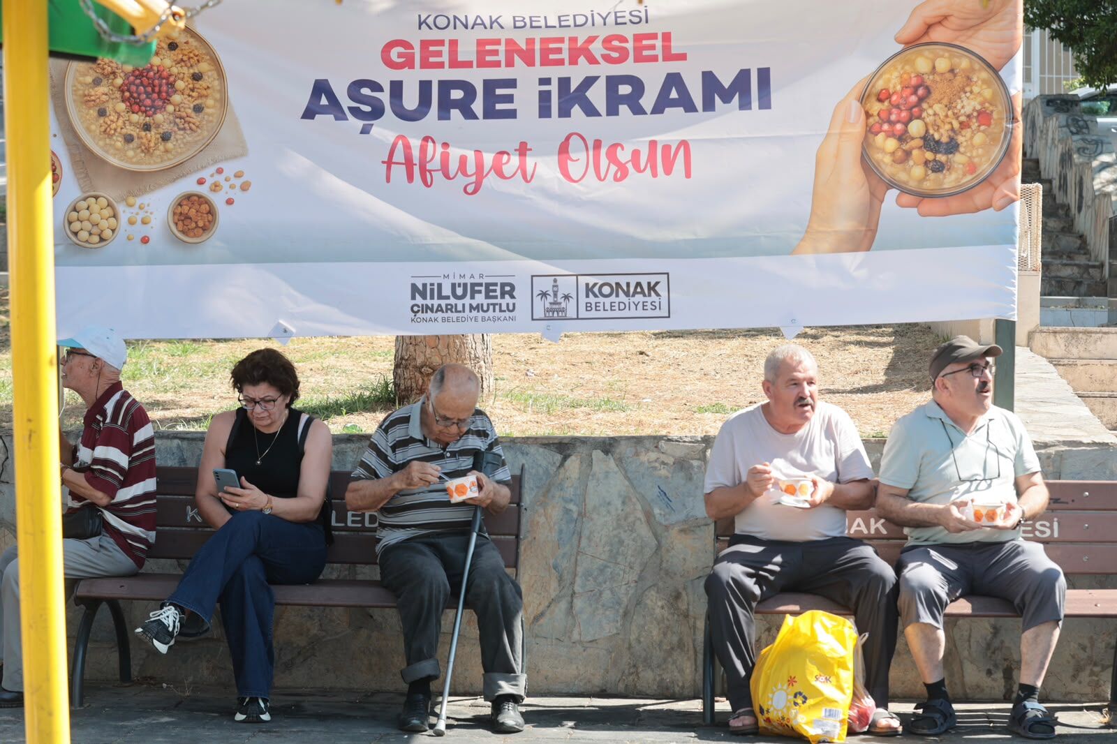 Konak’ta Aşurenin Bereketi 10 Bin Kişiyle Paylaşıldı (5)