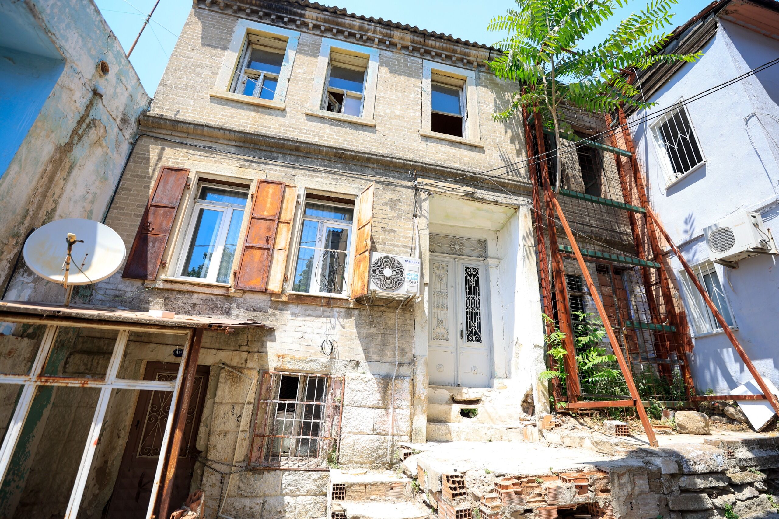 Konak'tan Çifte Restorasyon Atağı Asırlık Binalar Hizmet Alanlarına Dönüşecek (5)