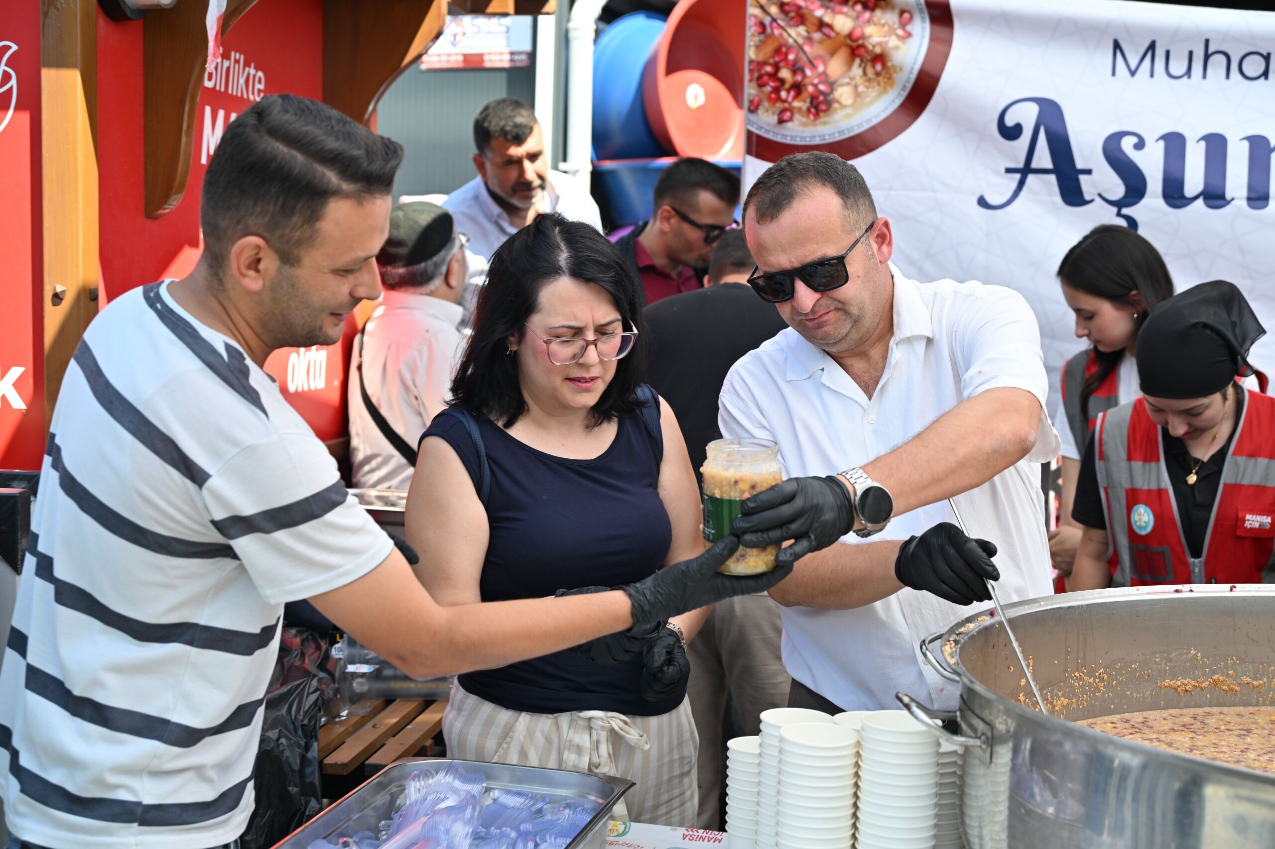 Manisa Büyükşehir’den Perşembe Pazarı’nda 2 Bin Kişiye Aşure İkramı (6)