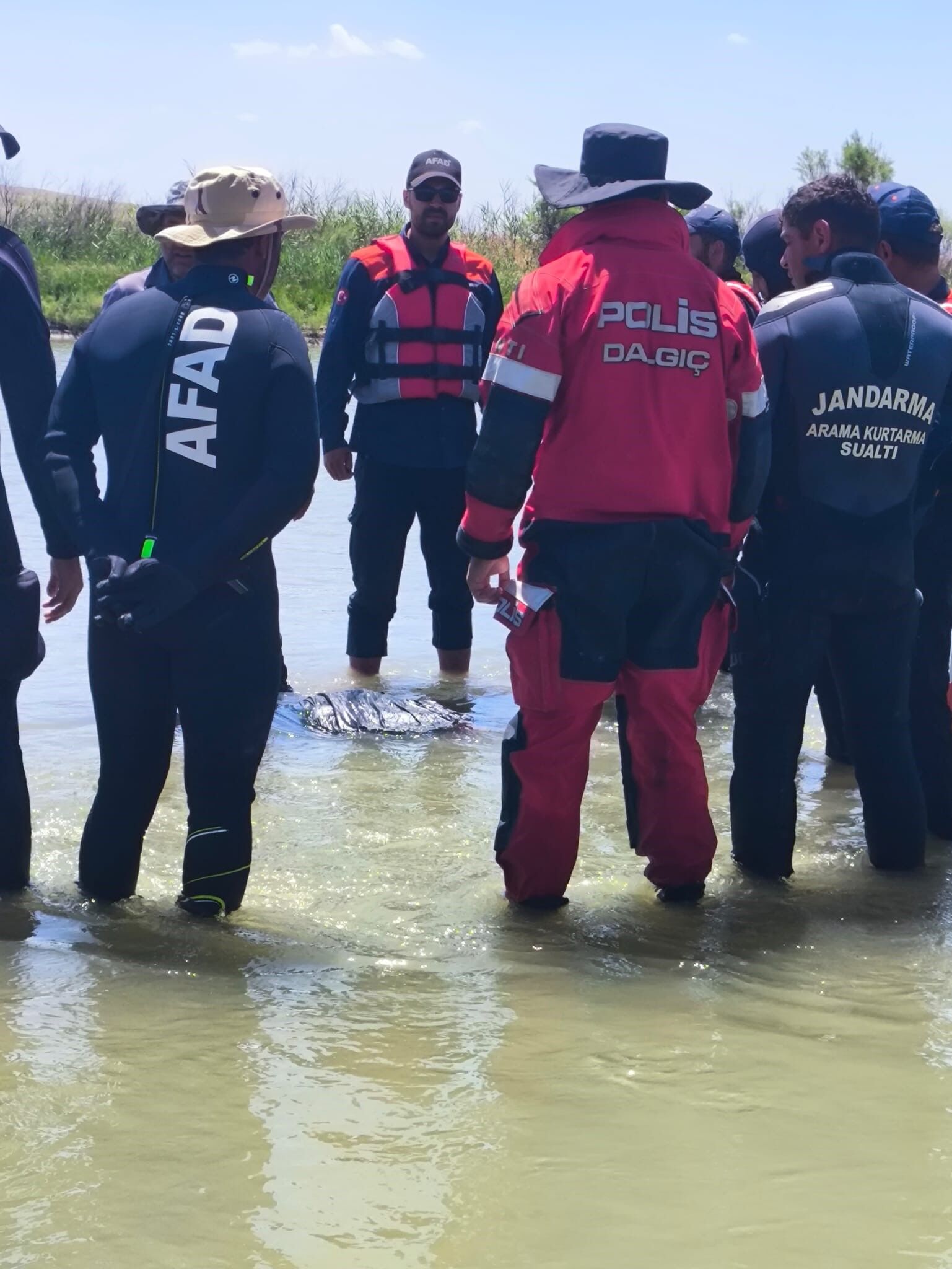 Muş'un Bulanık Ilçesinde Kocasu Çayı'na Düşerek Akıntıya Kapılan 6 Yaşındaki Hilvan Can'ı Arama Çalışmaları Acı Sonla Noktalandı. (1)