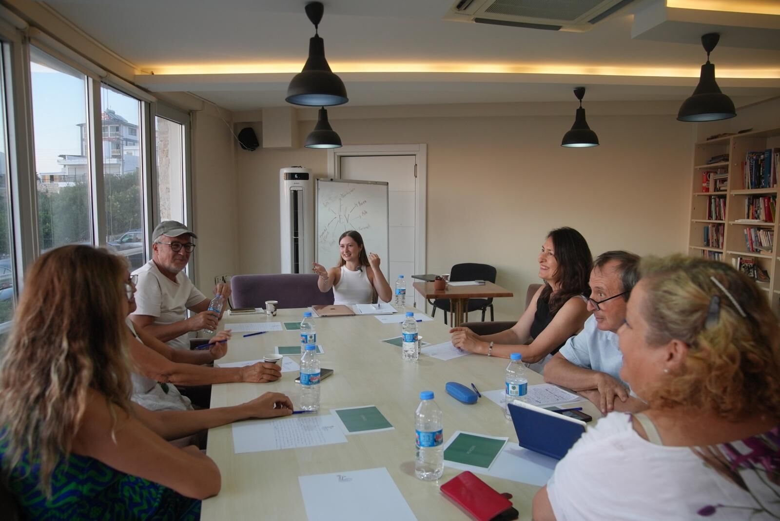 Seferihisar Belediyesi Tarafından Hayata Geçirilen Yaşamdan Yazıya Yaratıcı Yazarlık Atölyesi, Ilk Buluşmasında Katılımcıları Yazının Ve Kelimelerin Iyileştirici Gücüyle Bir Araya Getirdi. (3)