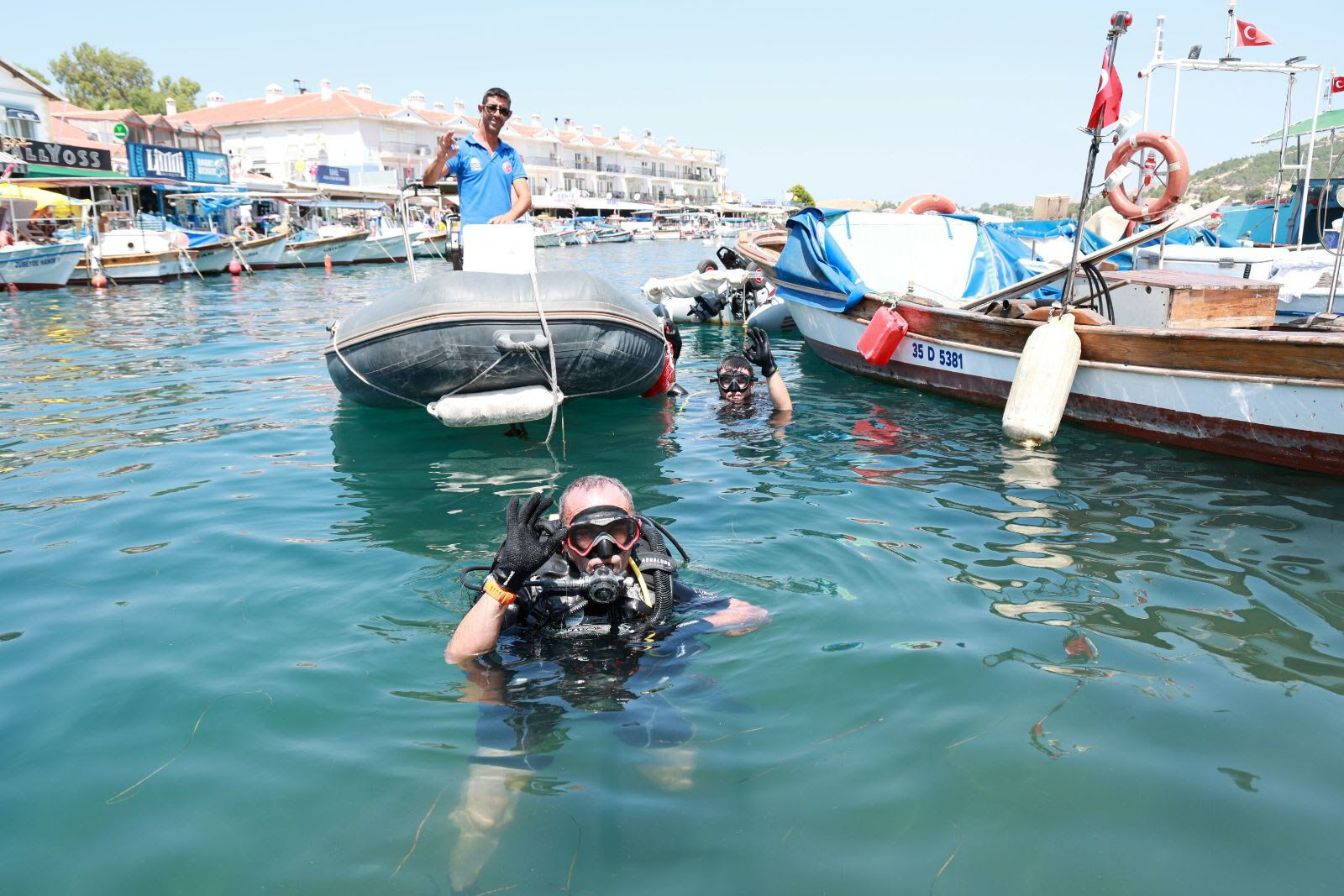 Foça Belediyesi ile İzmir Büyükşehir Belediyesi'nin ortaklaşa yürüttüğü deniz ve kıyı temizliği çalışmaları kapsamında Küçükdeniz ve Büyükdeniz'den çıkarılan atıklar, çevre bilincini artırmak amacıyla Nihat Dirim Barış ve Demokrasi Meydanı'nda sergilenmey