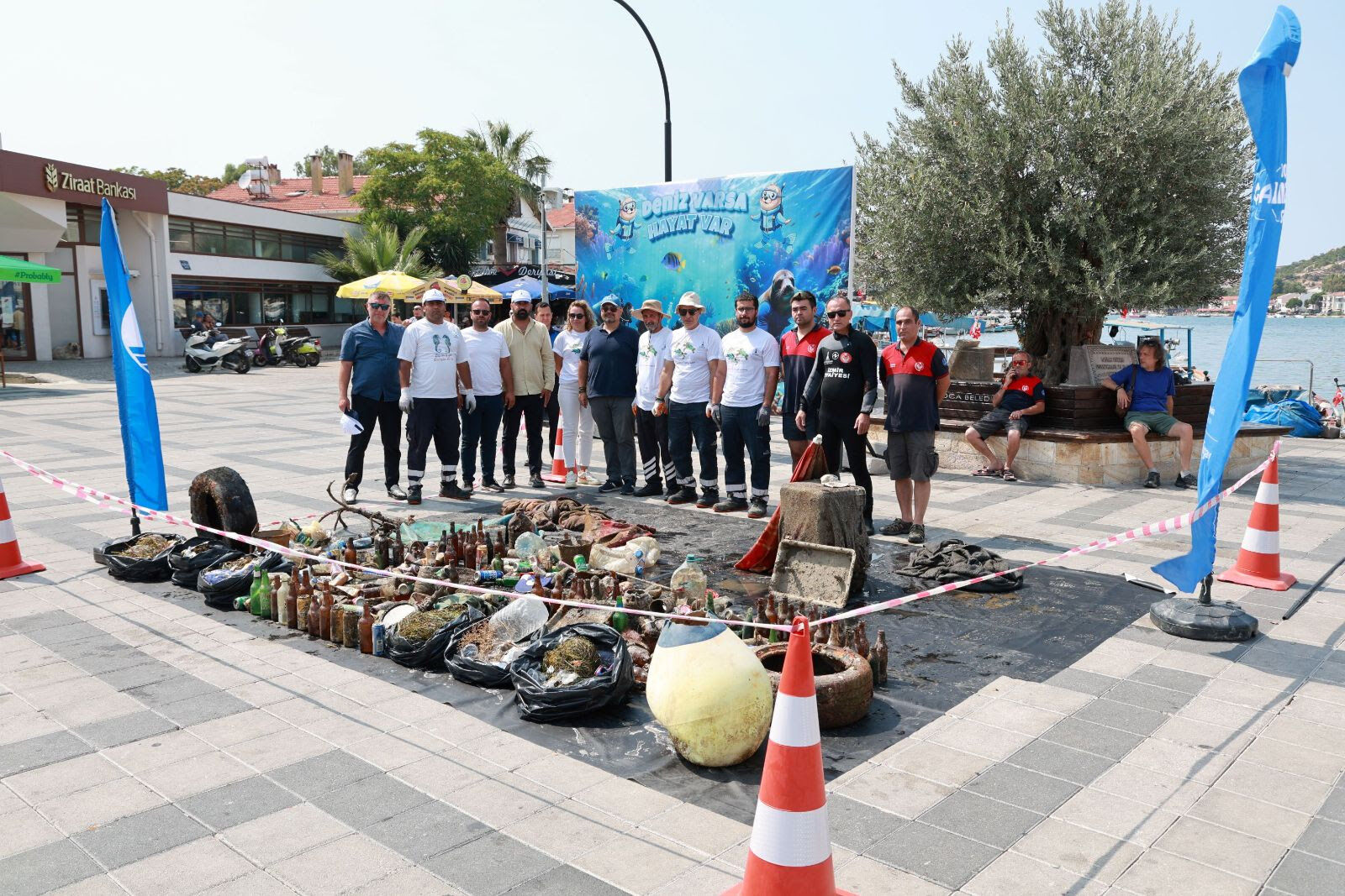 Foça Belediyesi ile İzmir Büyükşehir Belediyesi'nin ortaklaşa yürüttüğü deniz ve kıyı temizliği çalışmaları kapsamında Küçükdeniz ve Büyükdeniz'den çıkarılan atıklar, çevre bilincini artırmak amacıyla Nihat Dirim Barış ve Demokrasi Meydanı'nda sergilenmey
