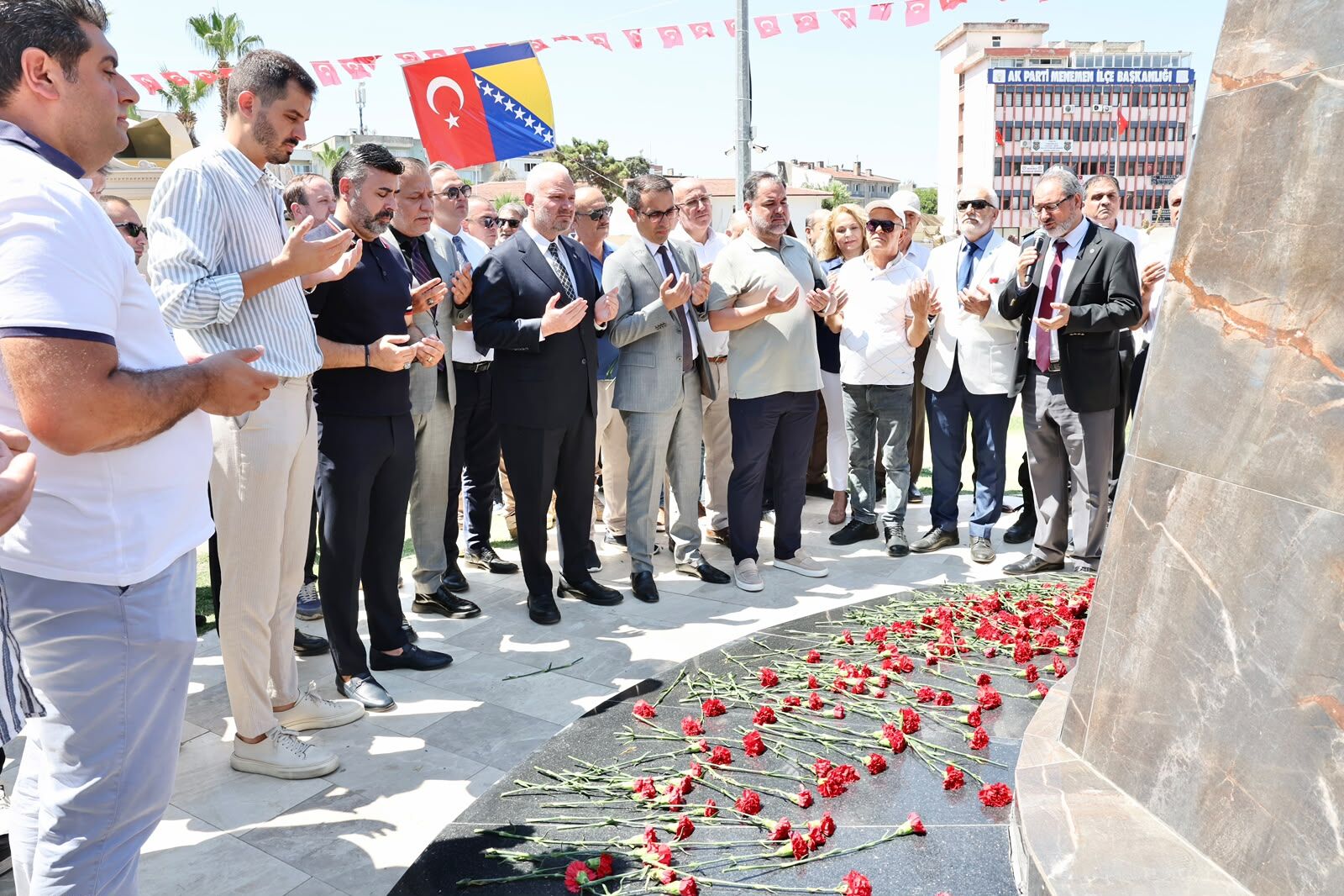 WhModern çağın en büyük insanlık trajedilerinden biri olarak kabul edilen Srebrenitsa Soykırımı'nın 31. yıl dönümü, Menemen'de düzenlenen törenle anıldı.