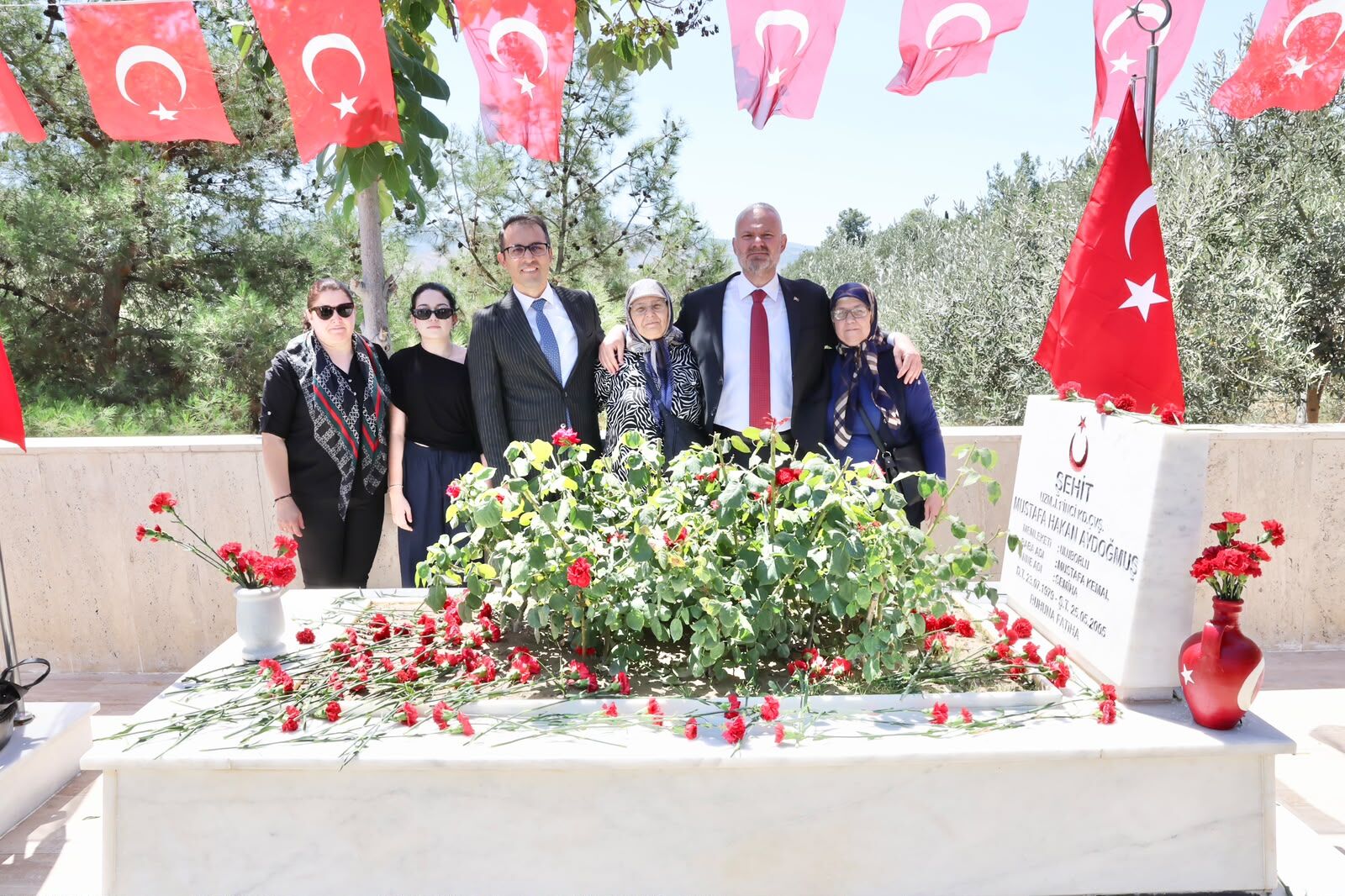 15 Temmuz Demokrasi ve Milli Birlik Günü kapsamında Menemen'de, hain darbe girişiminin bertaraf edilişinin 10. yıl dönümü dolayısıyla Yıldıztepe Şehitliği'nde anma programı düzenlendi.