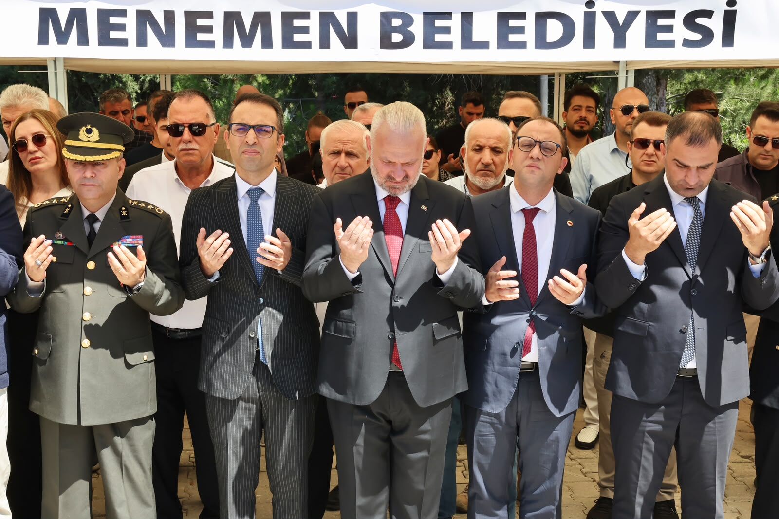15 Temmuz Demokrasi ve Milli Birlik Günü kapsamında Menemen'de, hain darbe girişiminin bertaraf edilişinin 10. yıl dönümü dolayısıyla Yıldıztepe Şehitliği'nde anma programı düzenlendi.