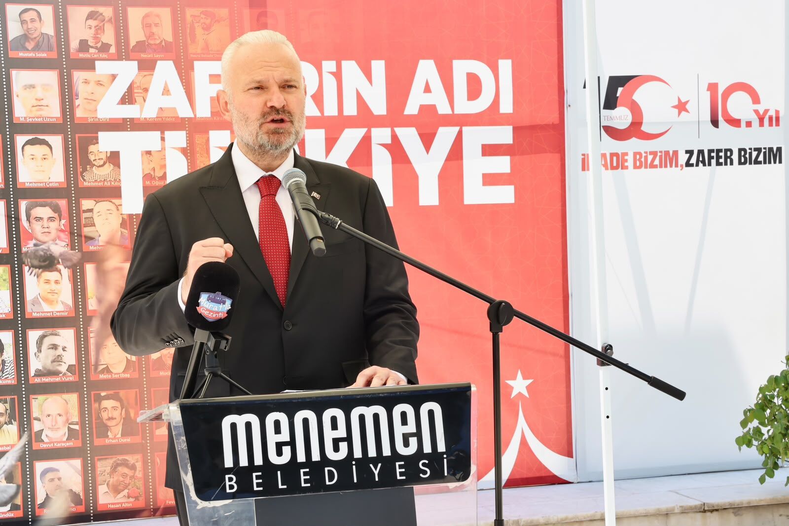 Whatsapp Image 215 Temmuz Demokrasi ve Milli Birlik Günü kapsamında Menemen'de, hain darbe girişiminin bertaraf edilişinin 10. yıl dönümü dolayısıyla Yıldıztepe Şehitliği'nde anma programı düzenlendi.