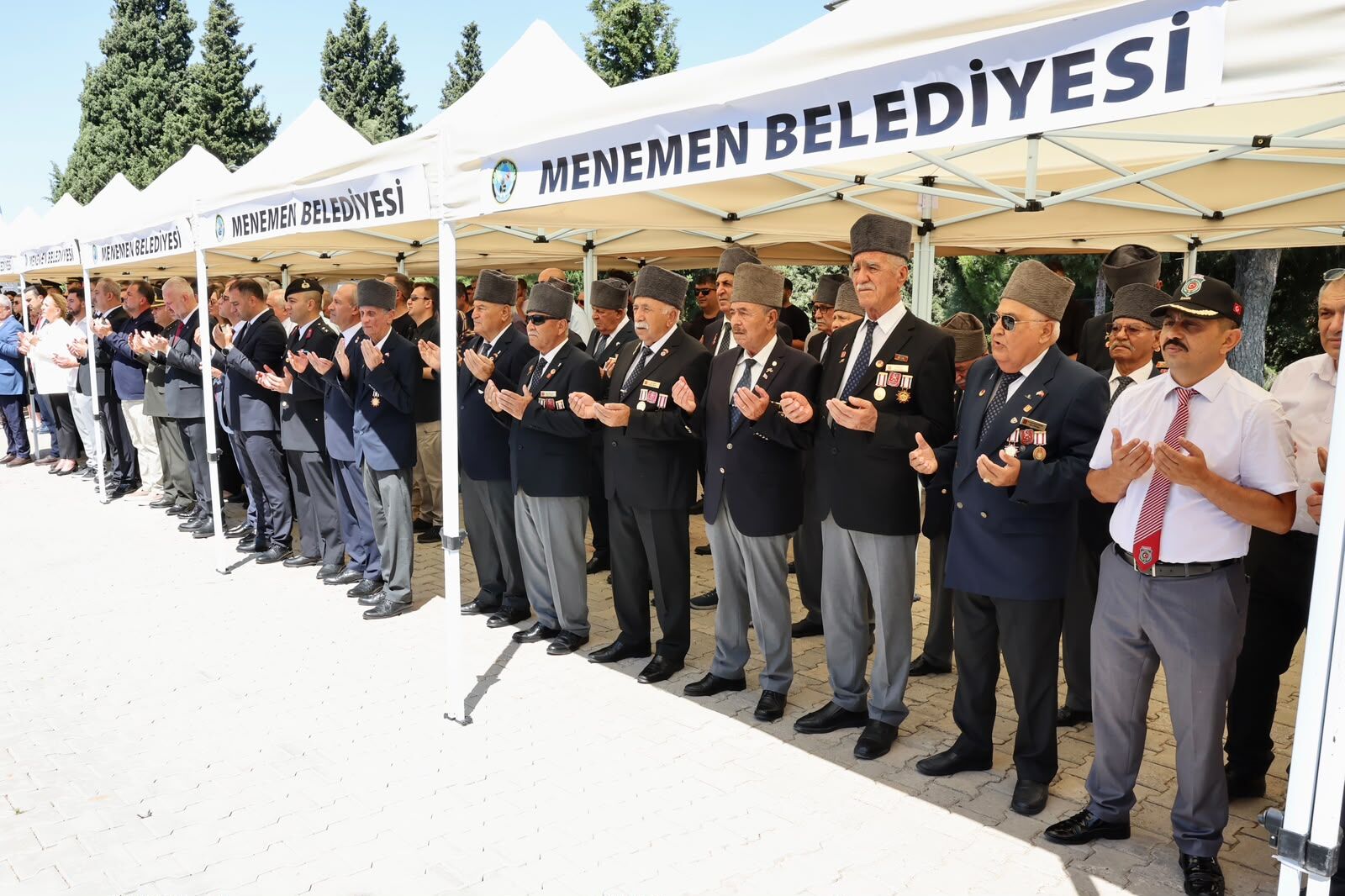 15 Temmuz Demokrasi ve Milli Birlik Günü kapsamında Menemen'de, hain darbe girişiminin bertaraf edilişinin 10. yıl dönümü dolayısıyla Yıldıztepe Şehitliği'nde anma programı düzenlendi.