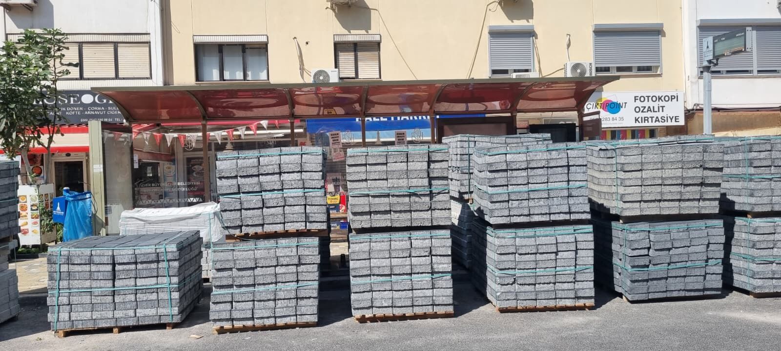 Bayraklı'da kaldırım çalışması çilesi