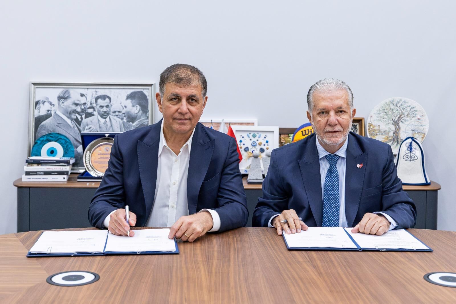 İzmir Büyükşehir Belediyesi, mezarlıklardaki mezar yapım hizmetlerinde yeni bir uygulamayı hayata geçiriyor.