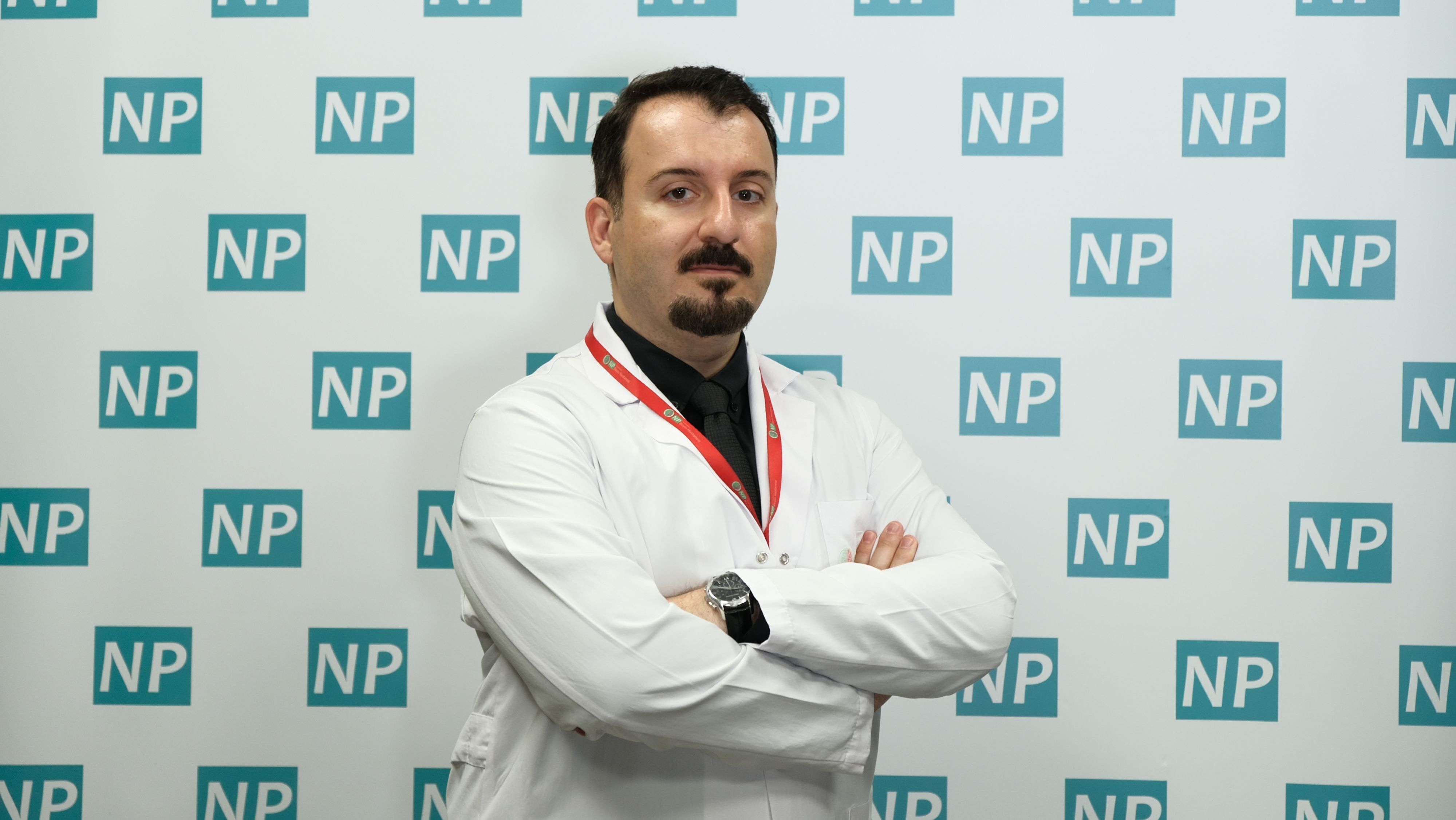 Beyin anevrizmaları her zaman belirti vermeyebiliyor. Bazı anevrizmalar farklı nedenlerle yapılan beyin görüntülemeleri sırasında tesadüfen ortaya çıkarken, büyüyen veya yırtılan anevrizmalar ciddi sağlık sorunlarına yol açabiliyor.