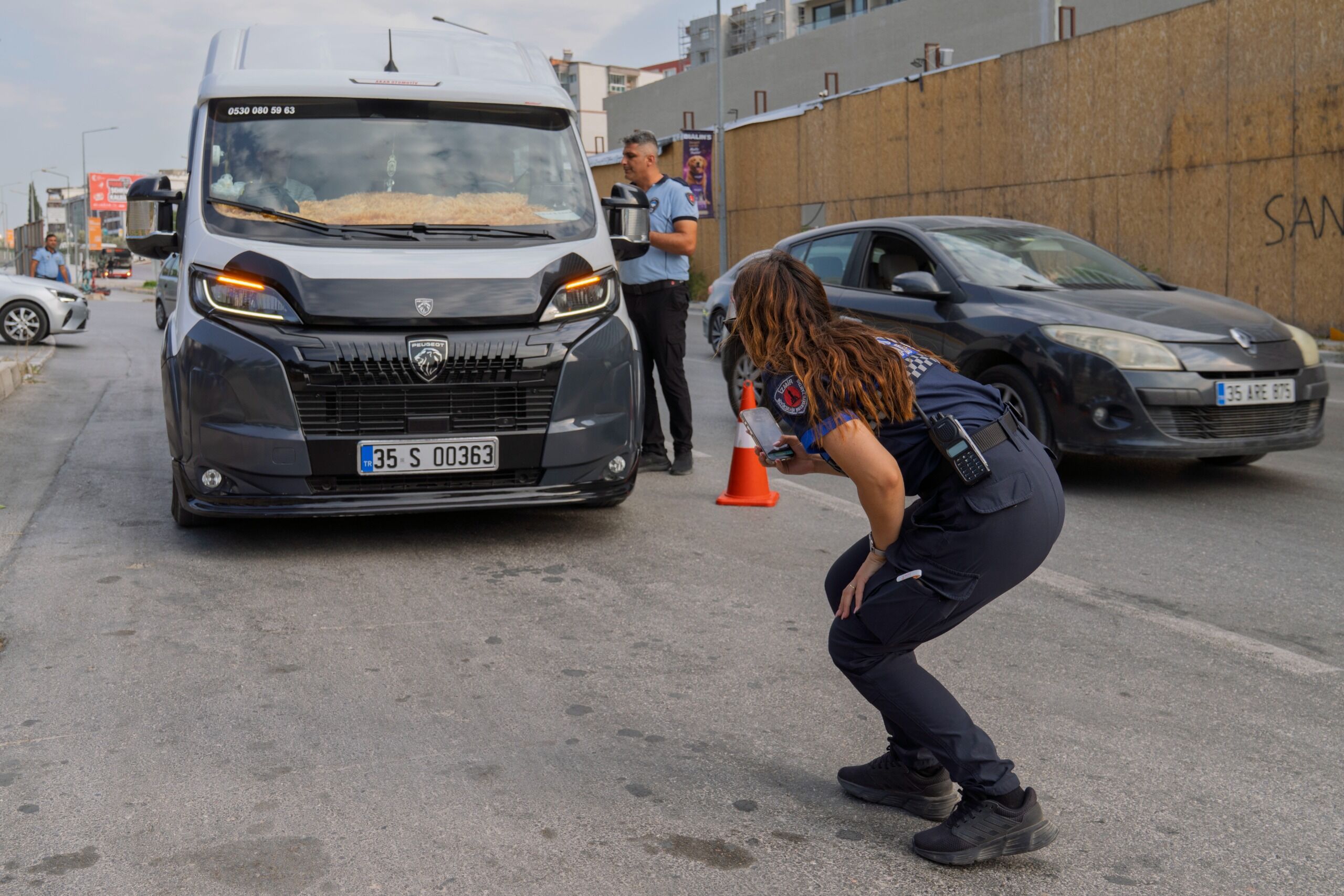 Spot: İzmir’de işçi servislerine yönelik denetimlerde son bir yılda 794 araç hakkında işlem yapıldı.