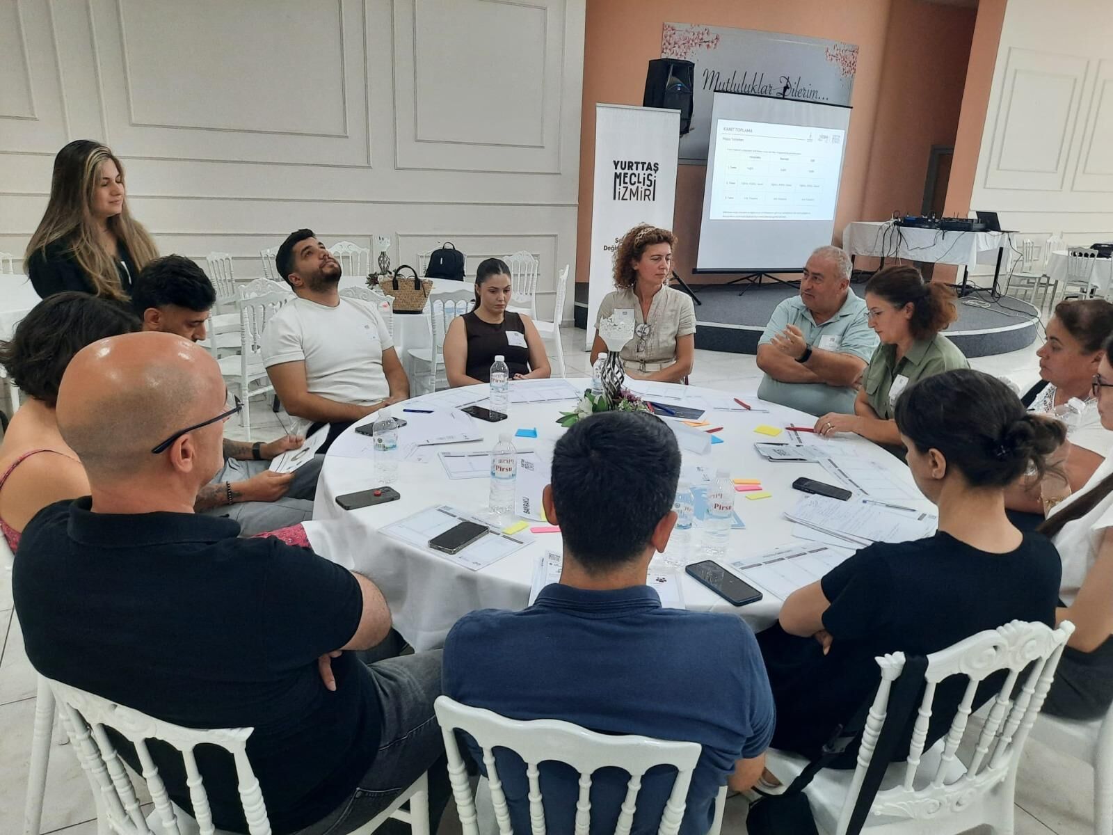 İzmir Büyükşehir Belediyesi tarafından kent yönetiminde katılımcılığı artırmak amacıyla yürütülen İzmir Yurttaş Meclisi çalışmaları 18 ilçede tamamlandı.